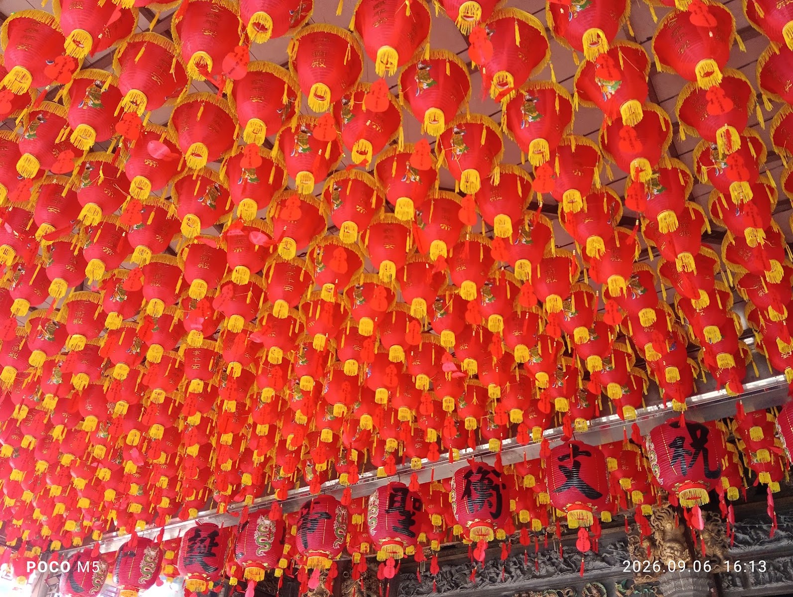 漚汪文衡殿廟內紅燈籠天花板裝飾