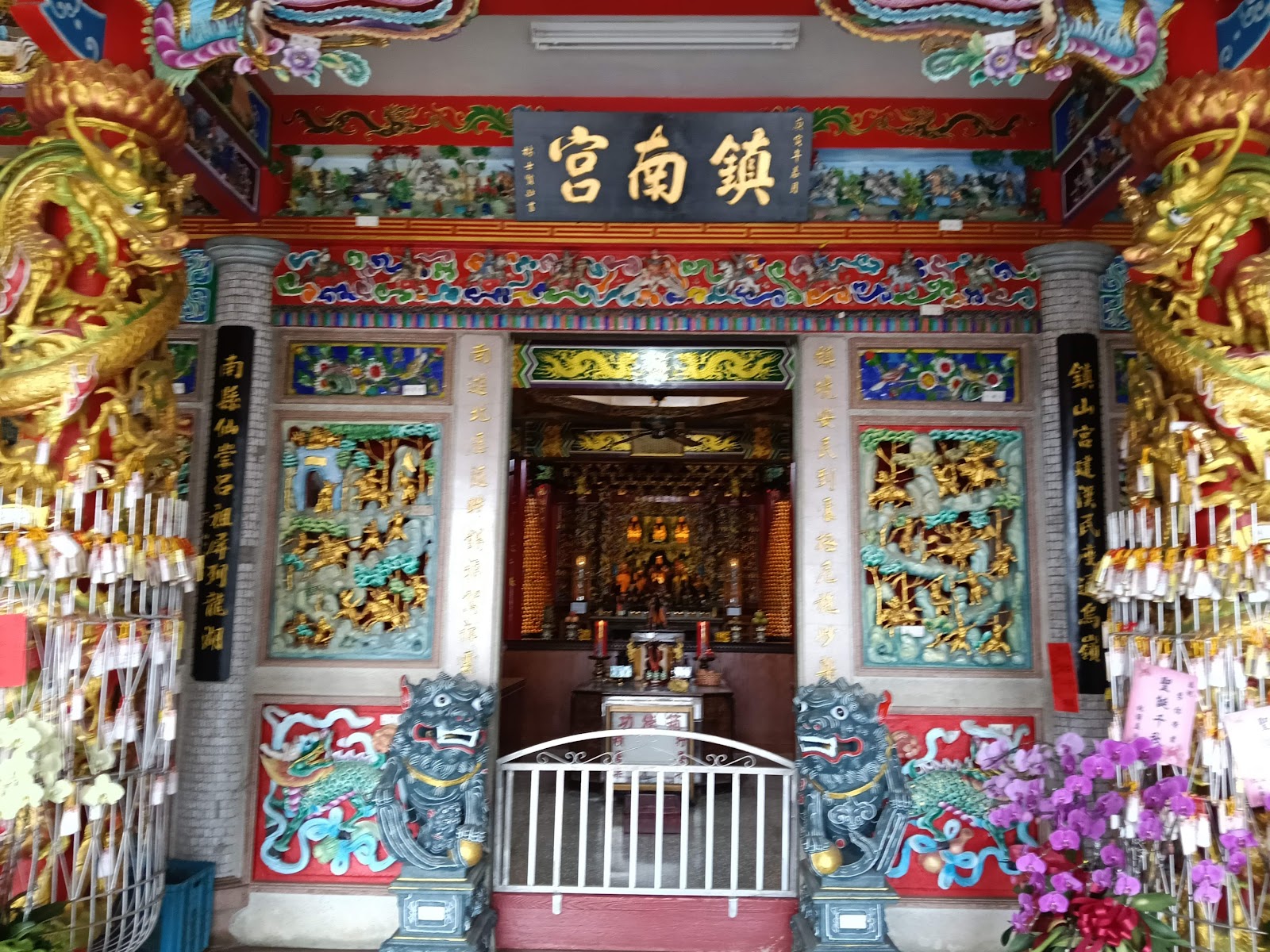 鎮南宮廟門口金龍石柱特寫