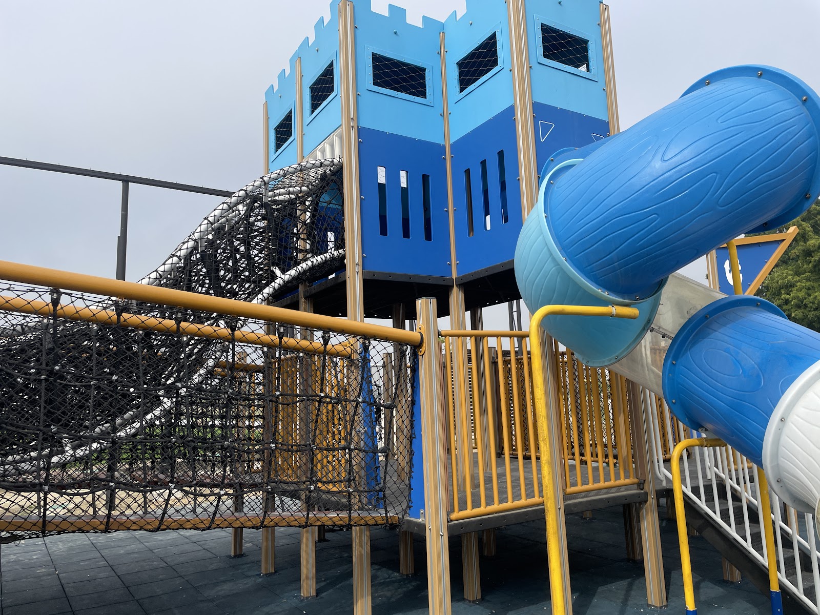 柳營特色公園城堡遊具與攀爬繩網全景