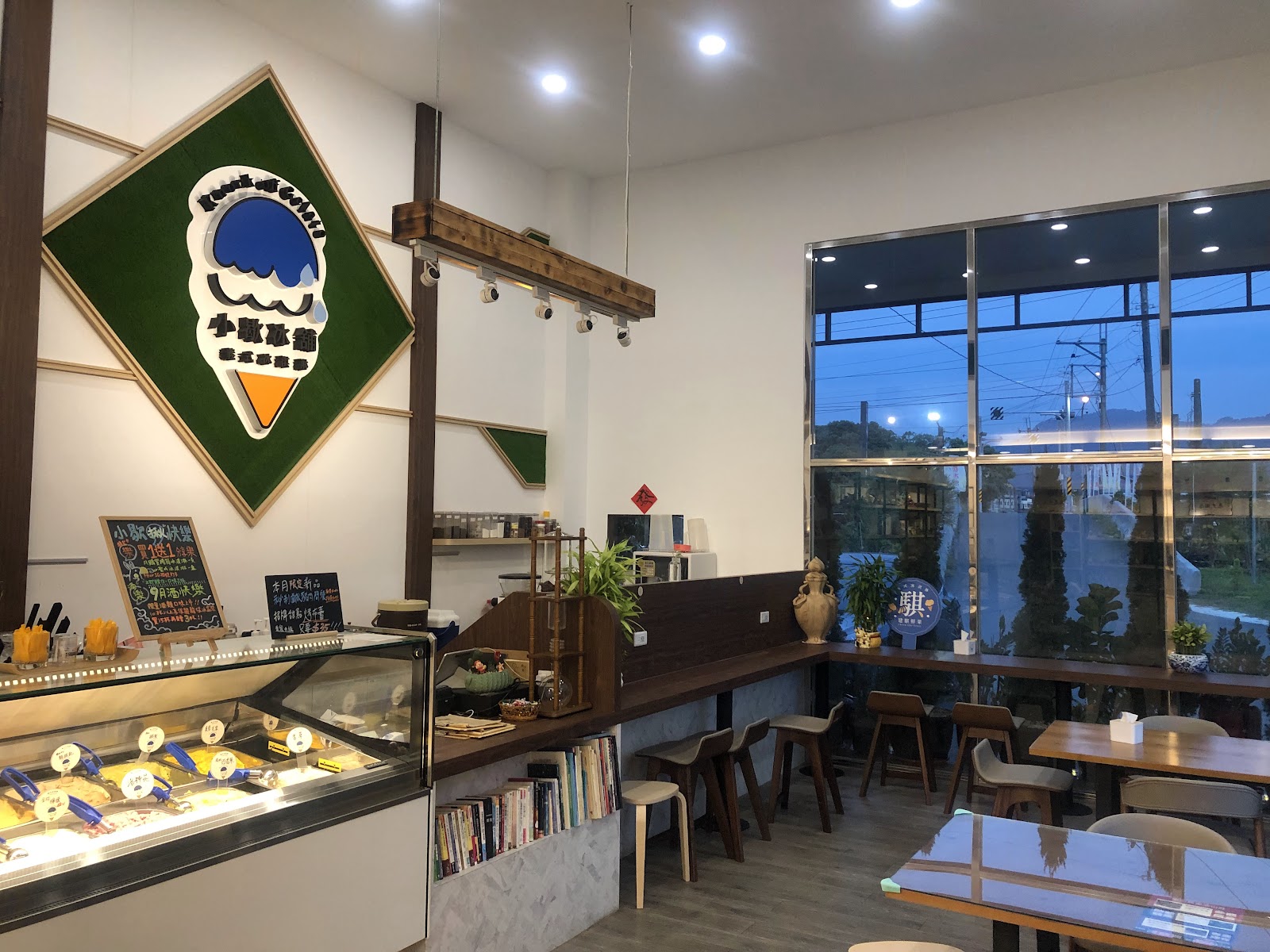 小歇冰舖店內冰淇淋展示櫃與座位區