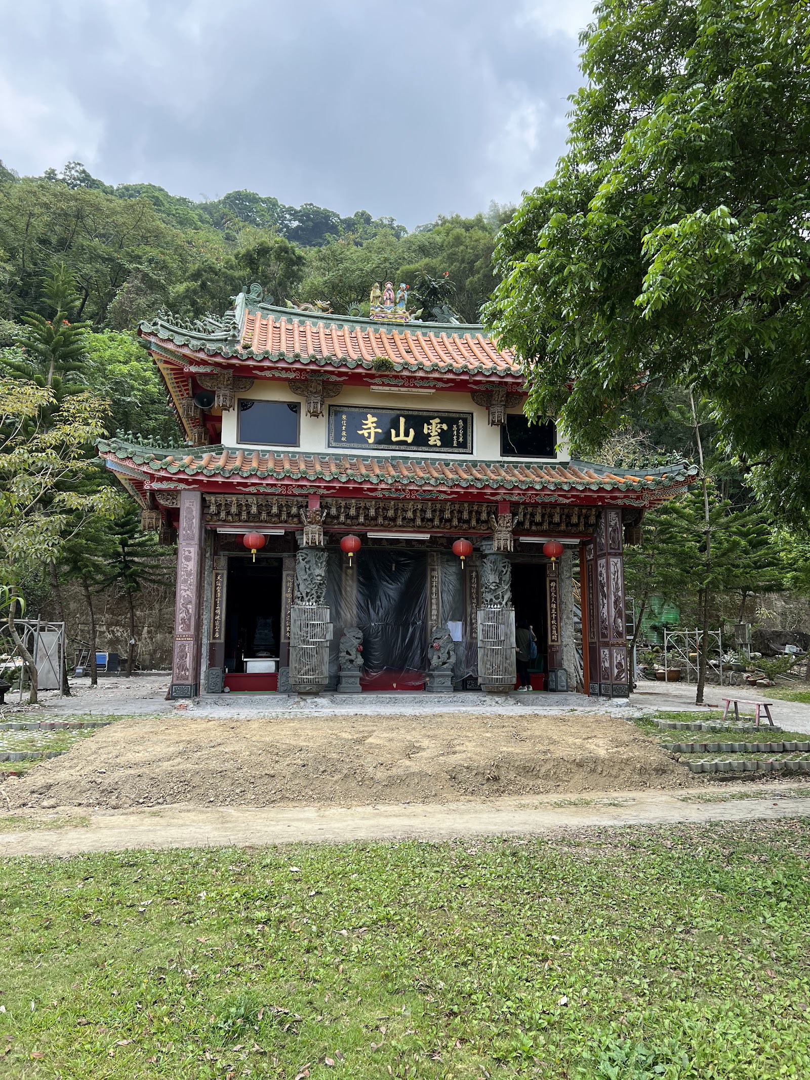 玉山雲山寺牌樓與山林景觀