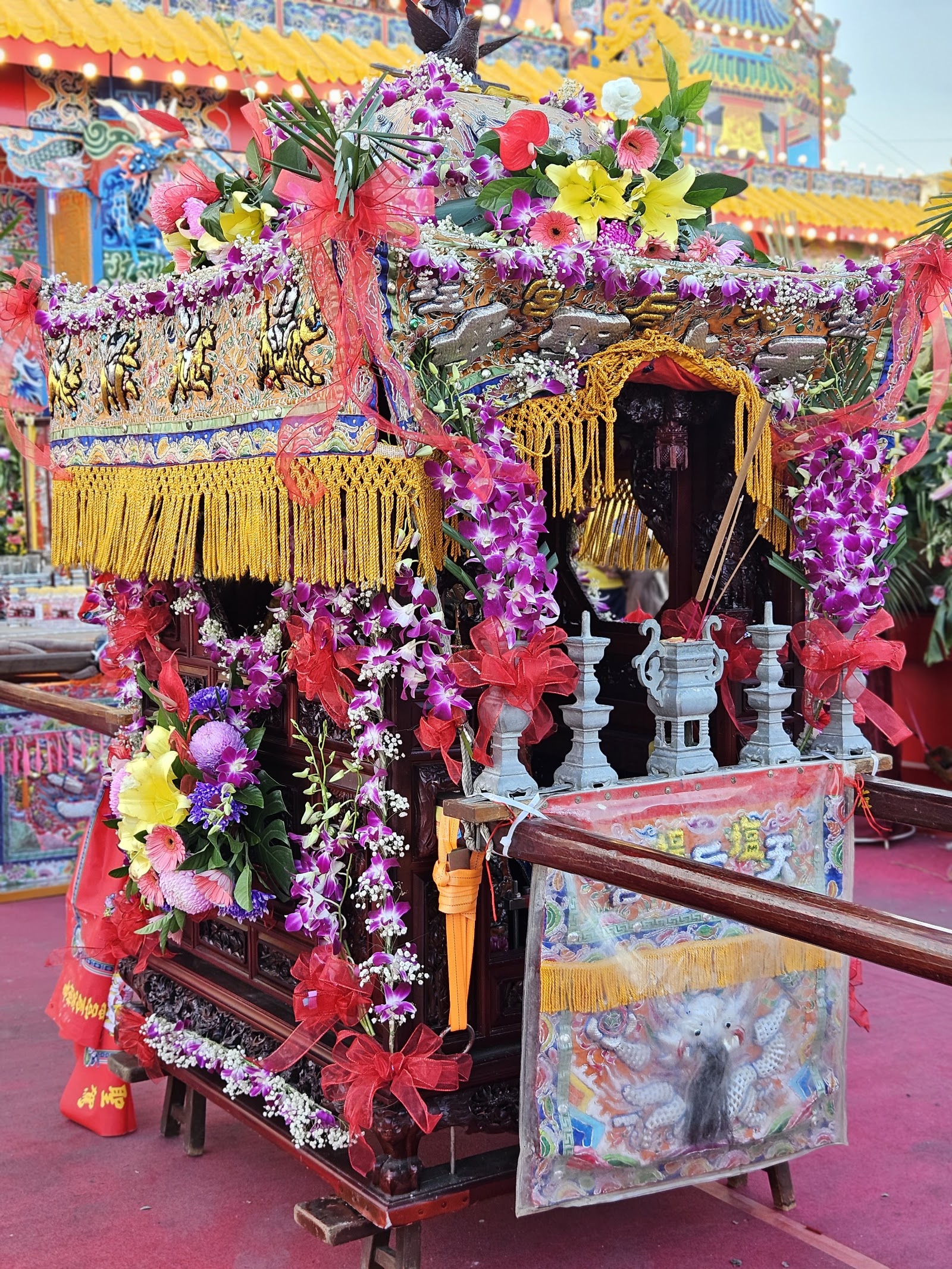 台南南區鹽埕天后宮媽祖神轎花飾特寫