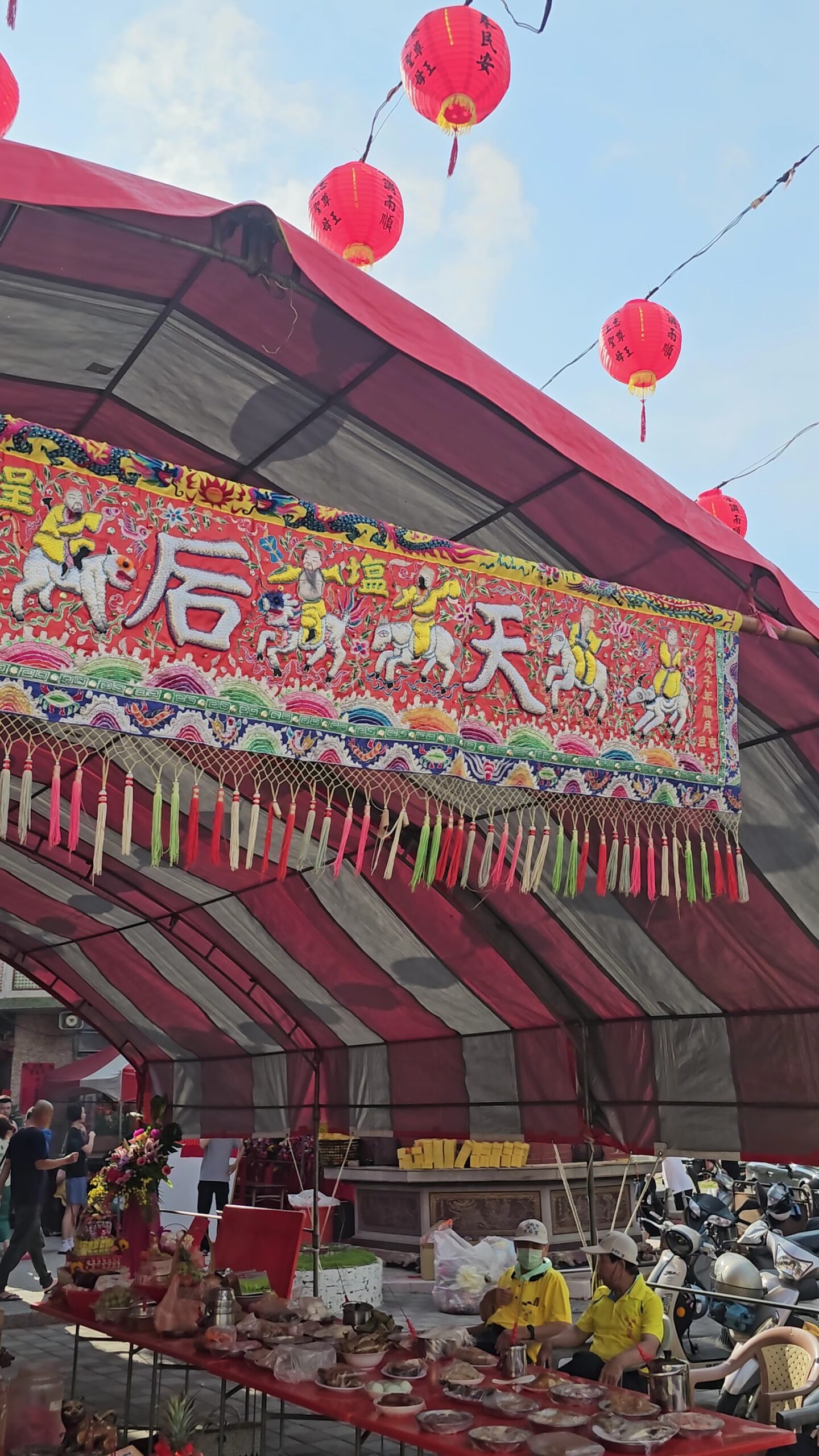 台南南區鹽埕天后宮鹽埕天后繡旗與紅燈籠