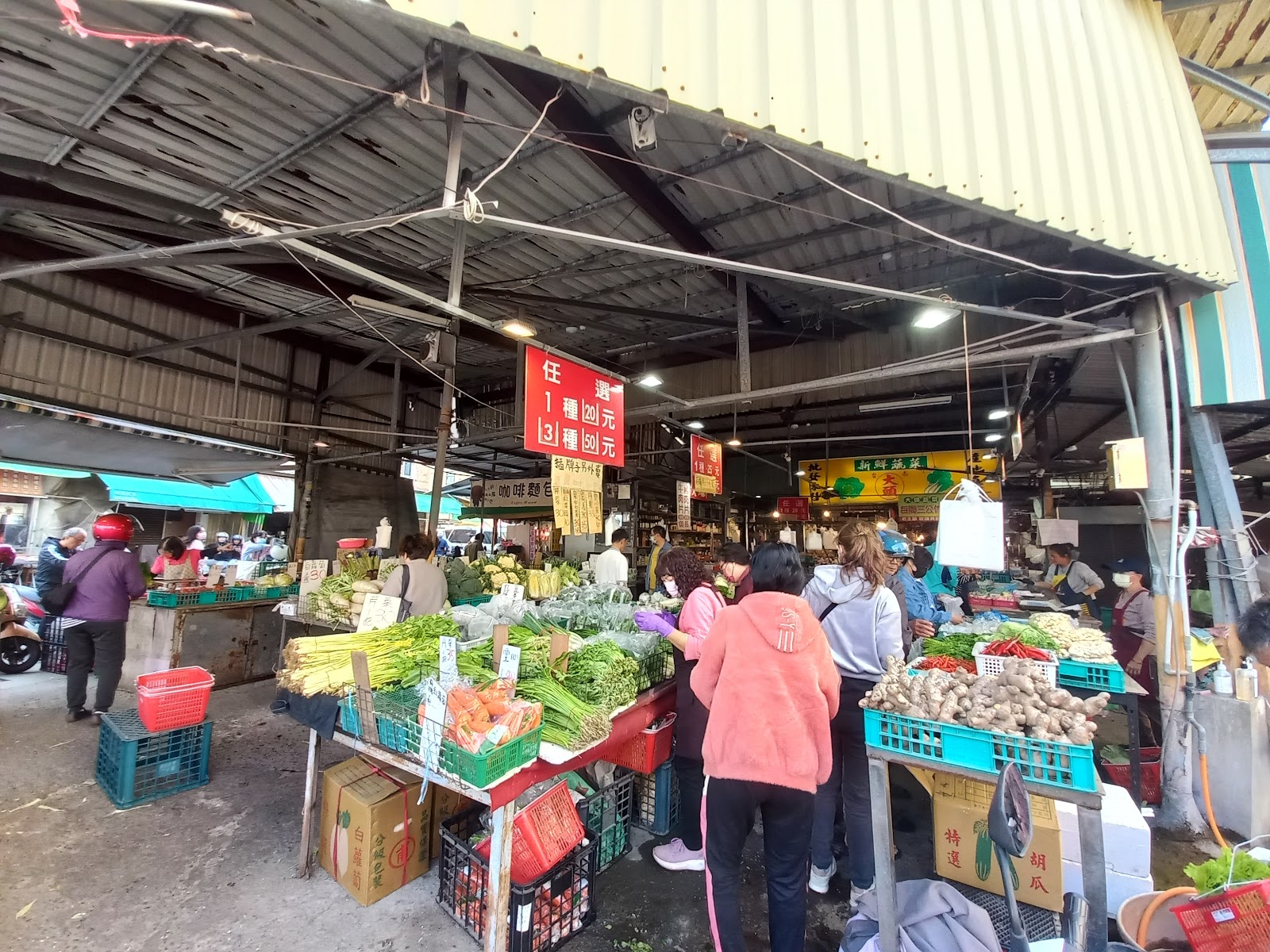 台南南區利南黃昏市場棚架下蔬菜攤位