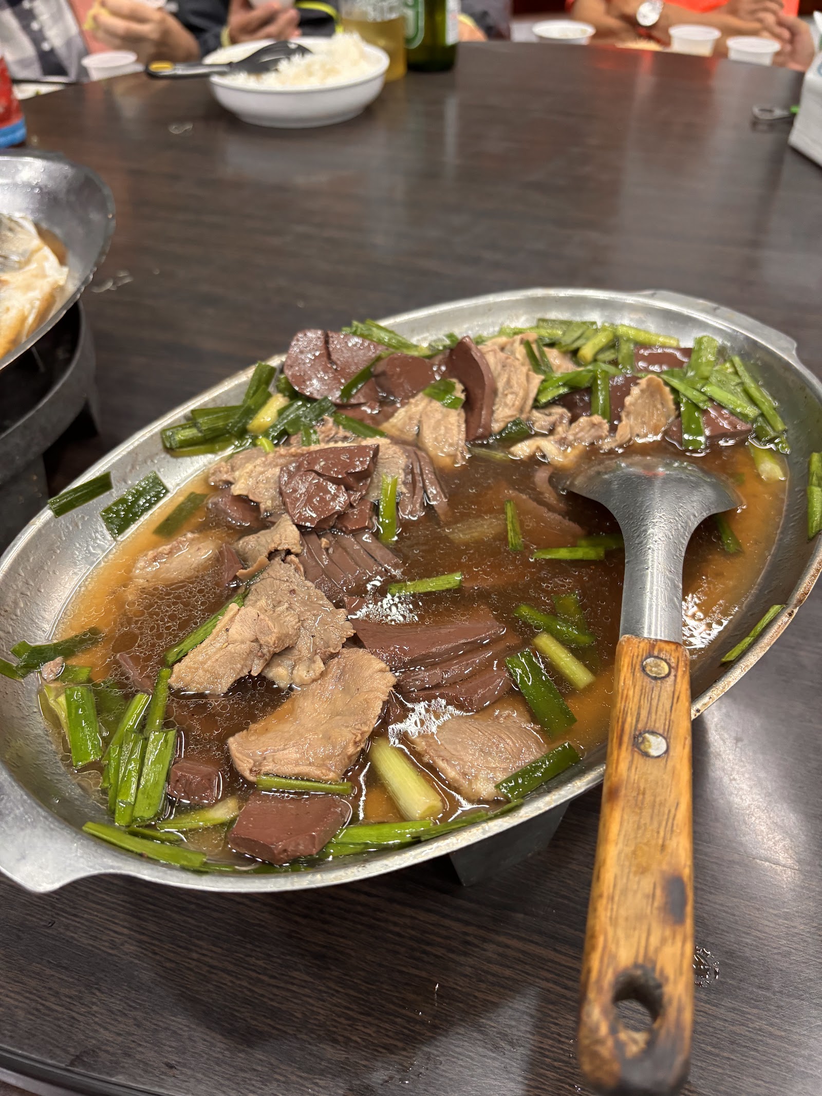 鹽山阿城鐵板炒牛肉韭菜，香氣四溢
