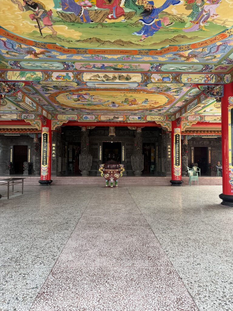中寮天后宮大殿藻井彩繪與廟埕空景