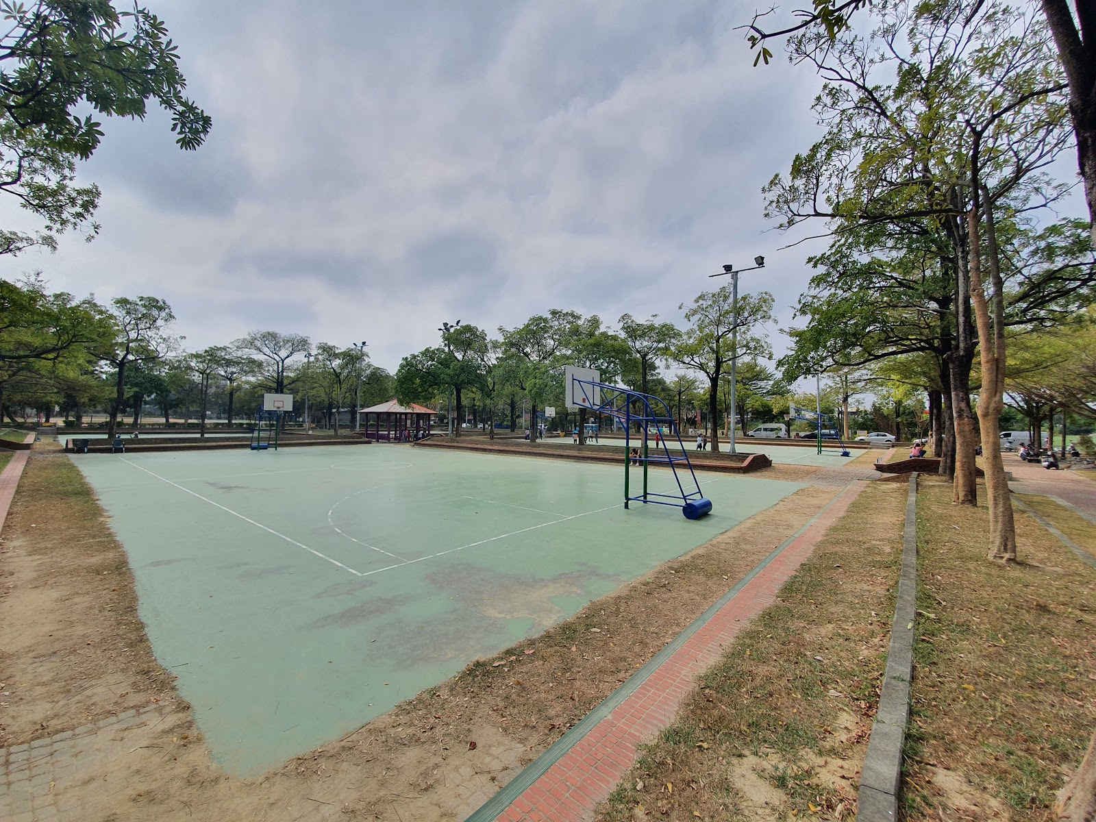 仁德運動公園籃球場與林蔭步道