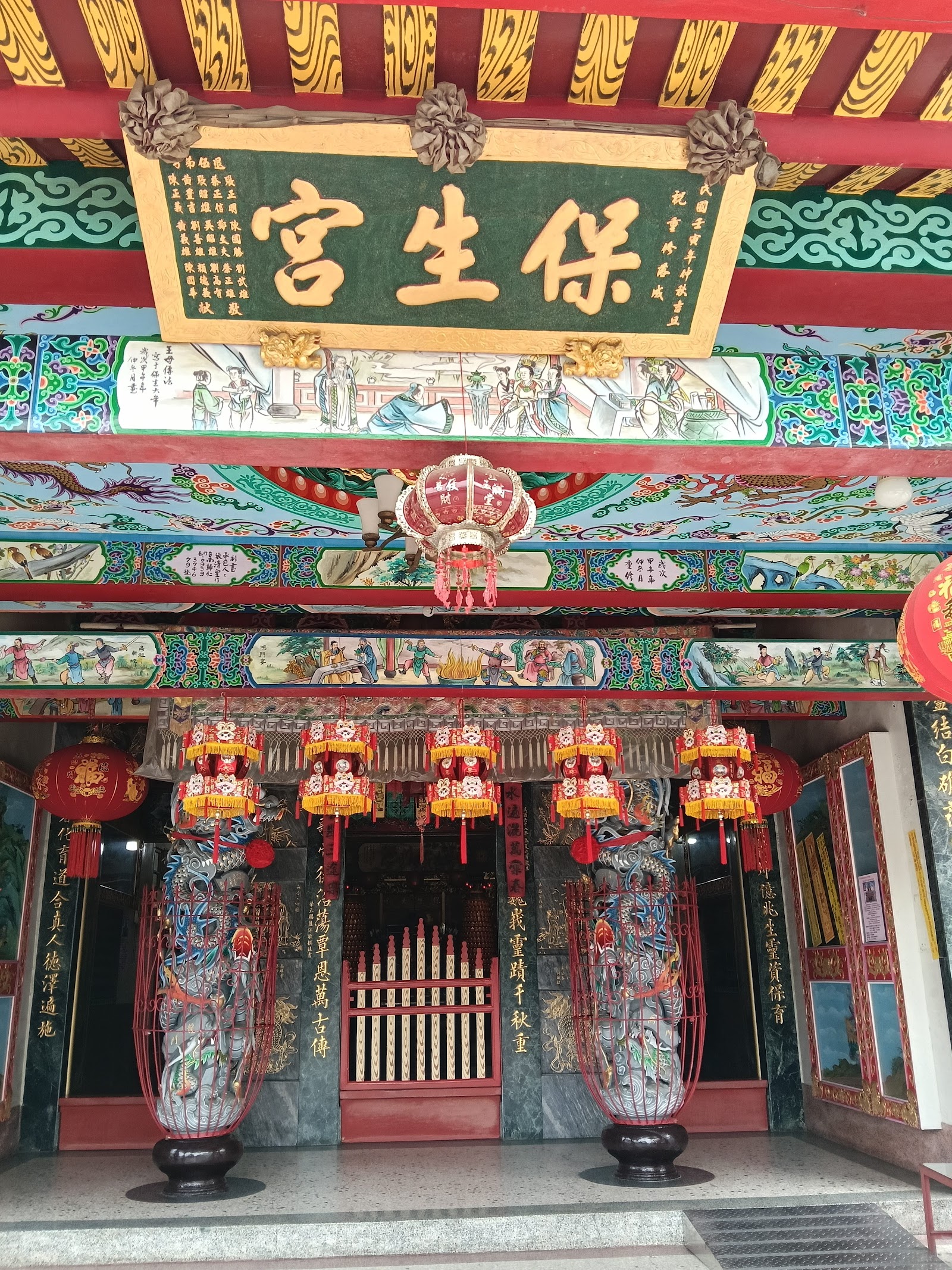 中洲保生宮正門匾額與龍柱