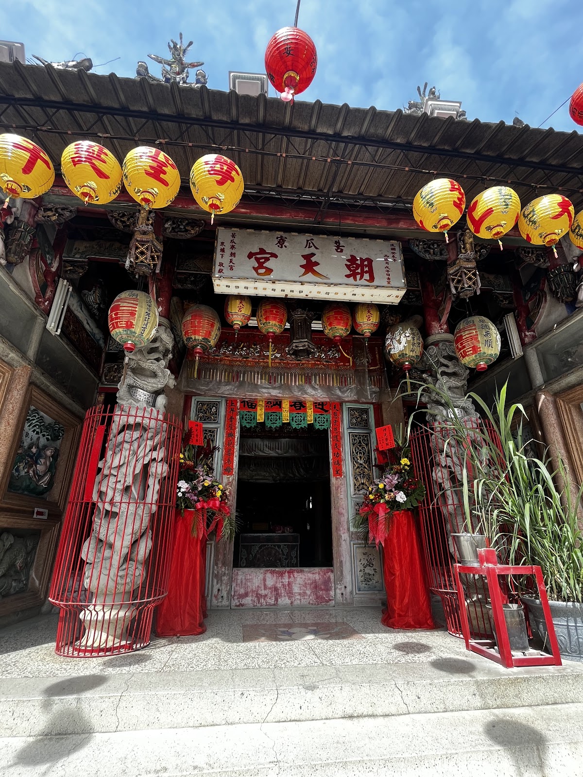 苦瓜寮朝天宮廟埕石獅與牌匾
