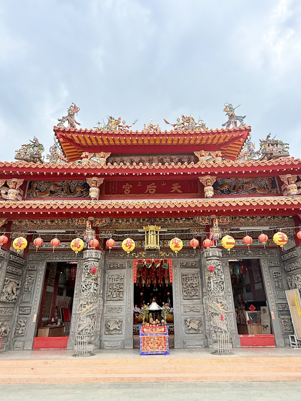 山上天后宮正立面全景,紅瓦燕尾脊與石雕龍柱