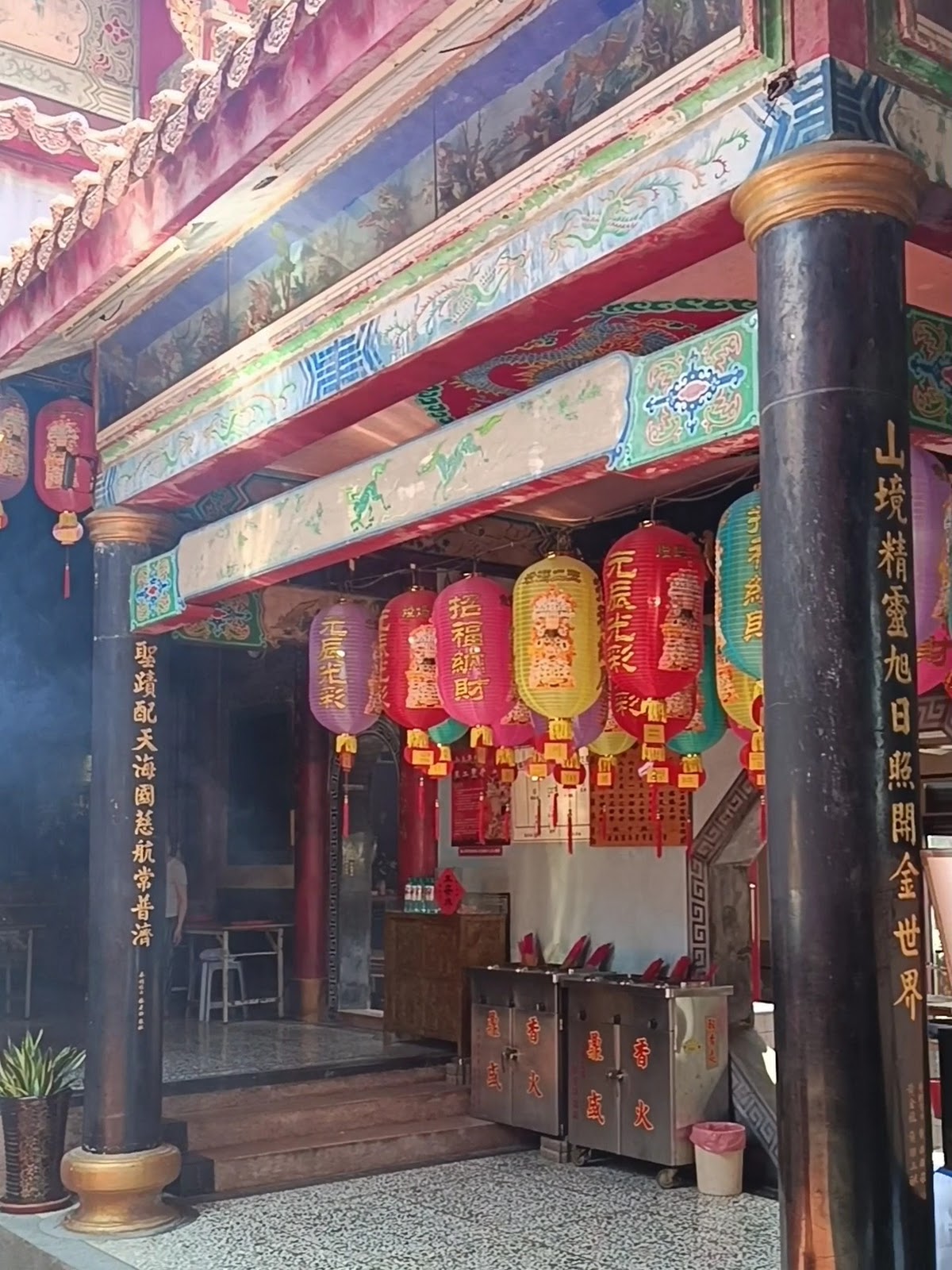 山上天后宮內殿紅燈籠與梁柱雕飾