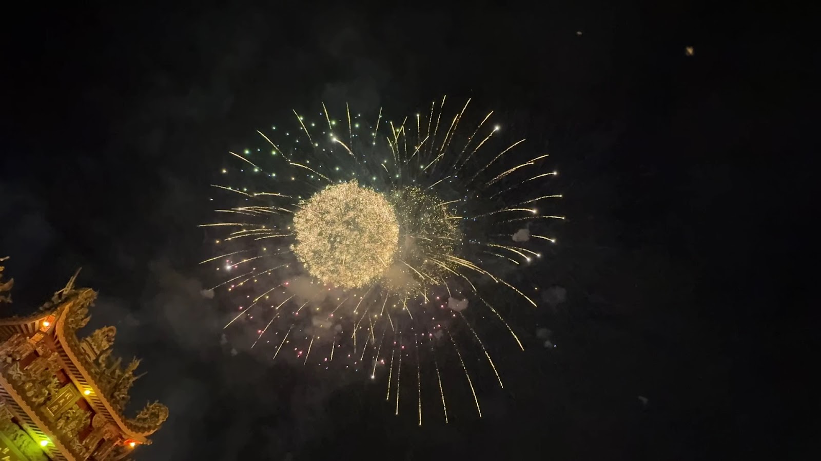 灣裡萬年殿夜間廟會煙火