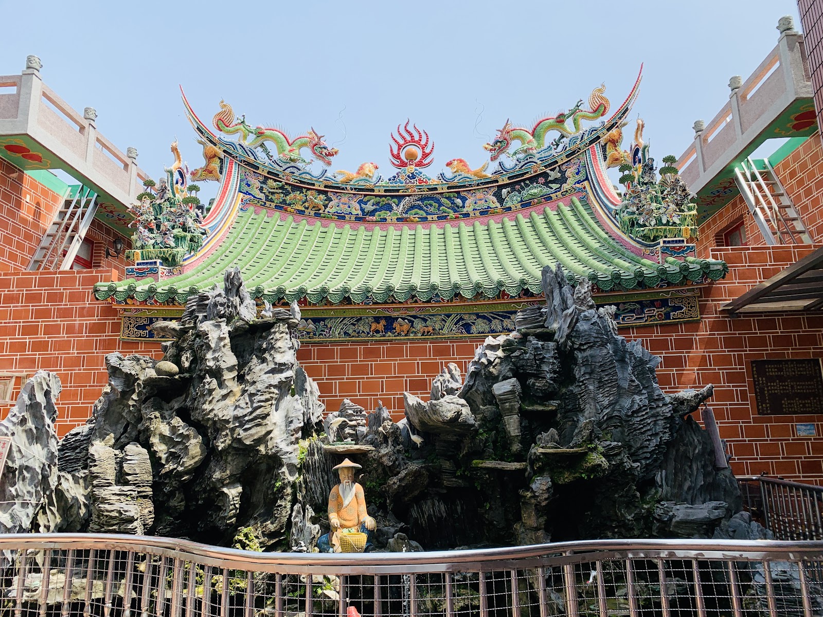 新營真武殿廟頂雙龍剪黏裝飾與假山造景