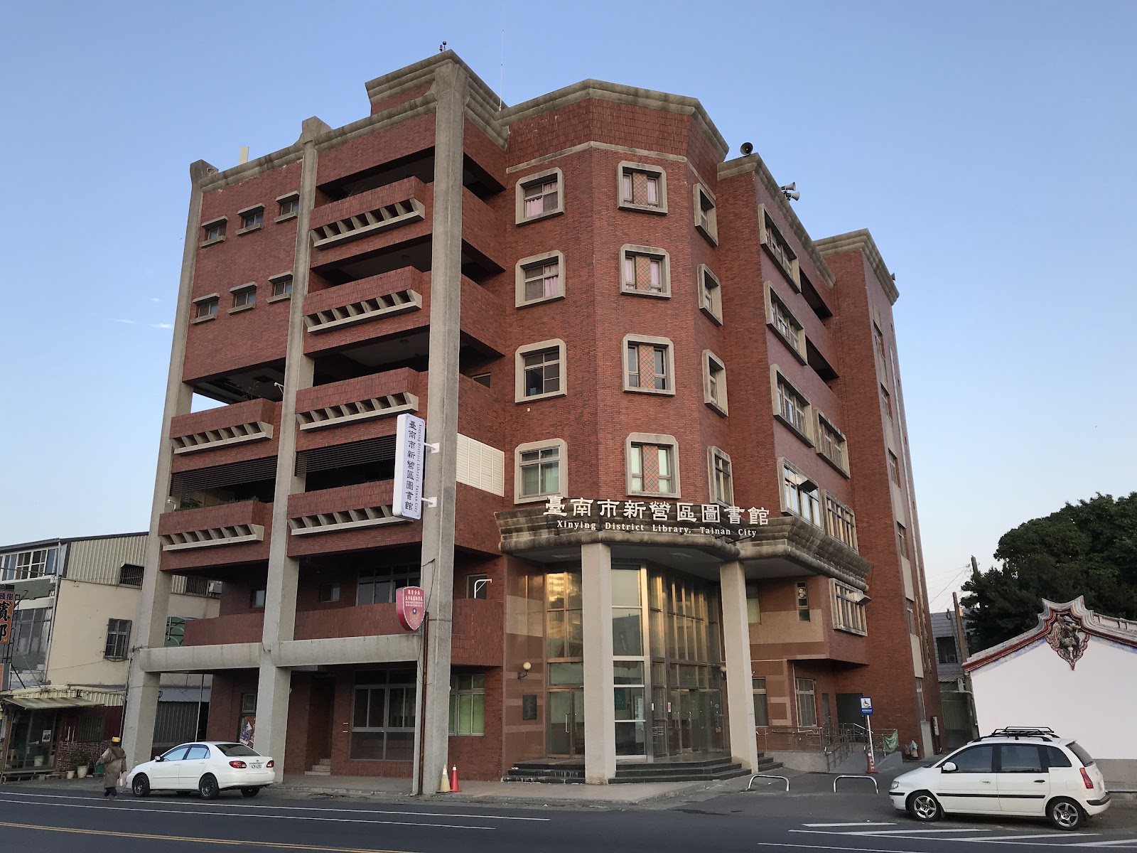 台南市新營區圖書館紅磚建築外觀
