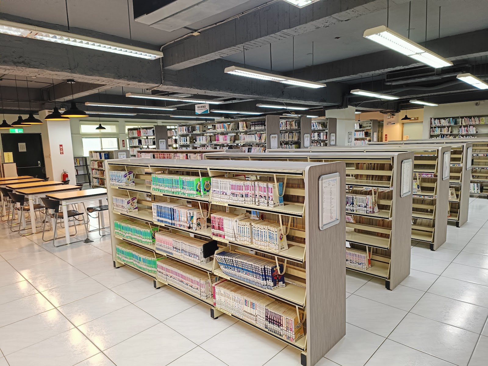新營區圖書館館內書架區全景