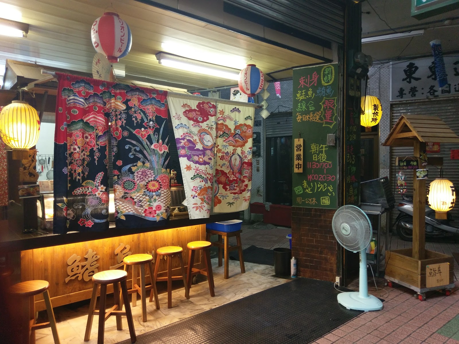 新營第一市場內日式燈籠布簾小吃攤夜景