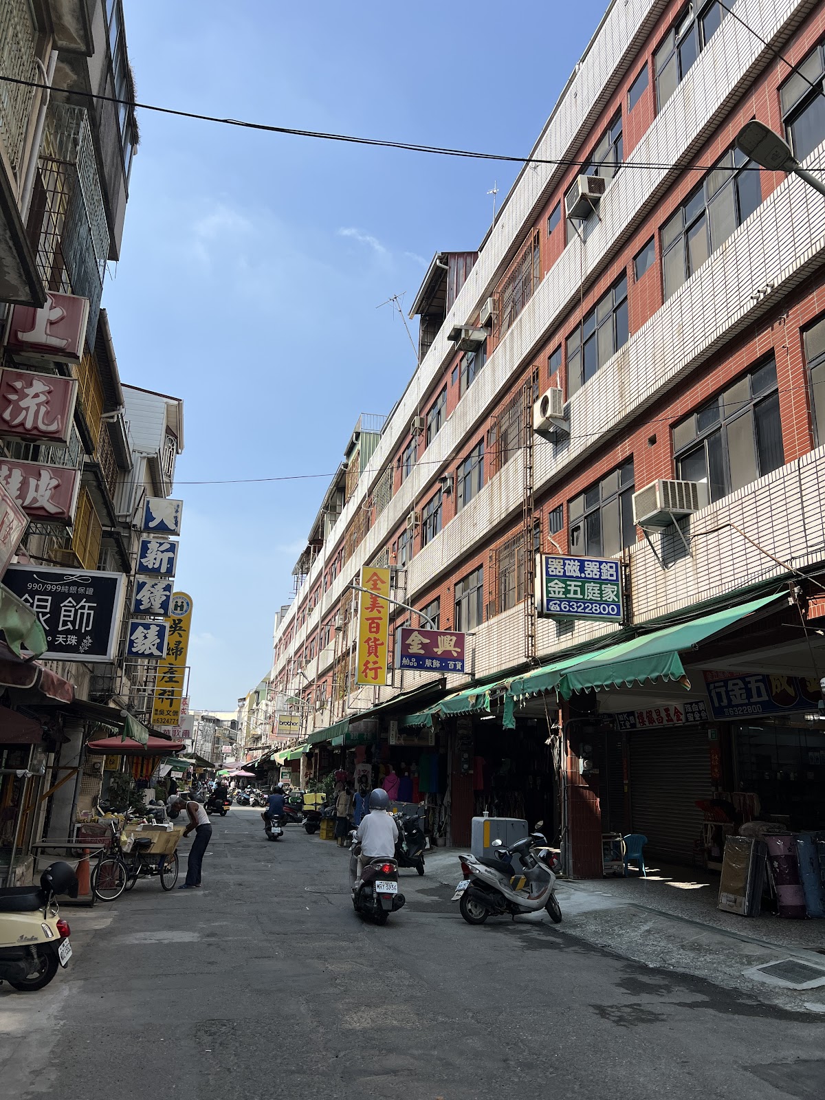 新營第一市場周邊銀飾金飾店街景