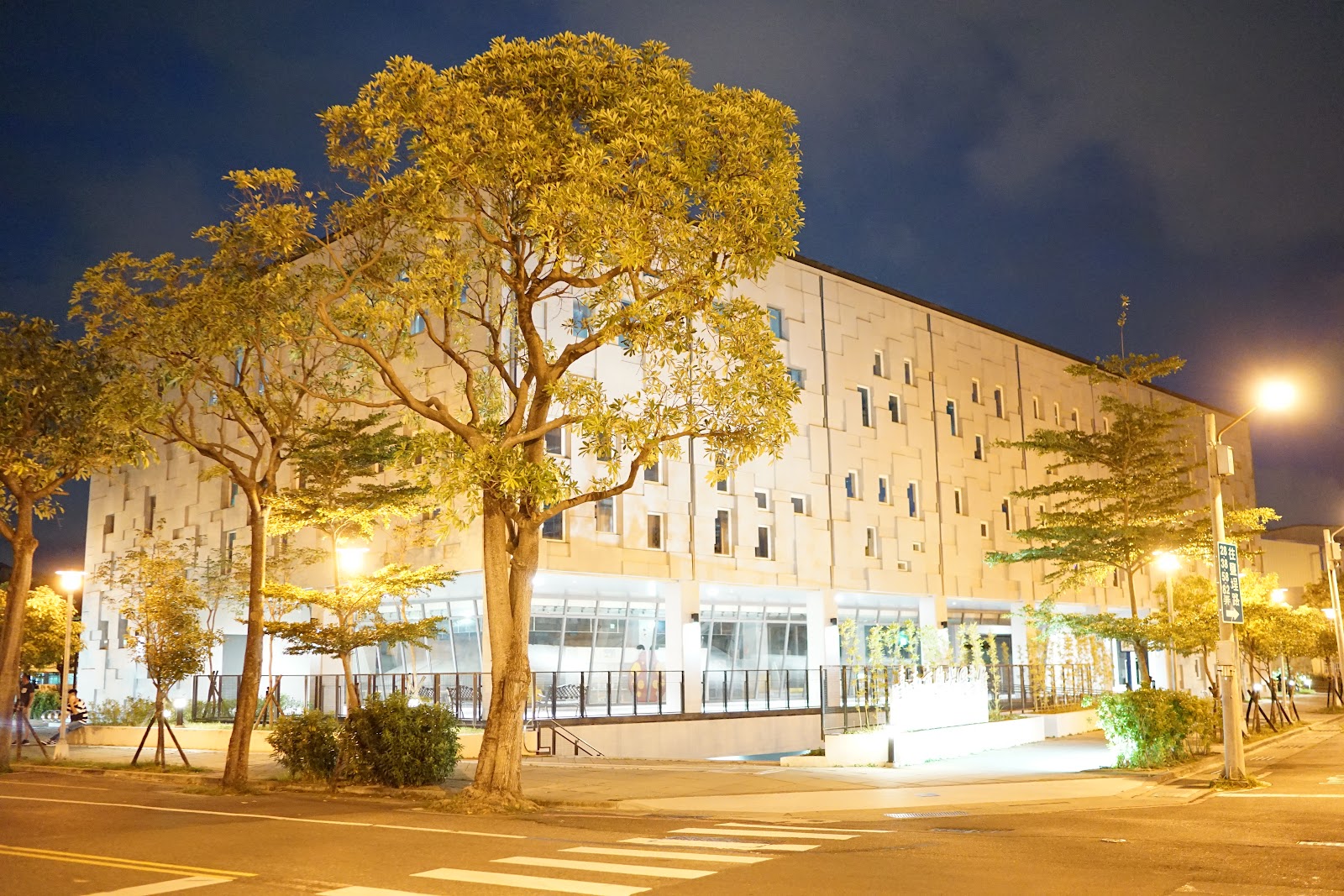 臺南市鹽埕圖書館夜間外觀