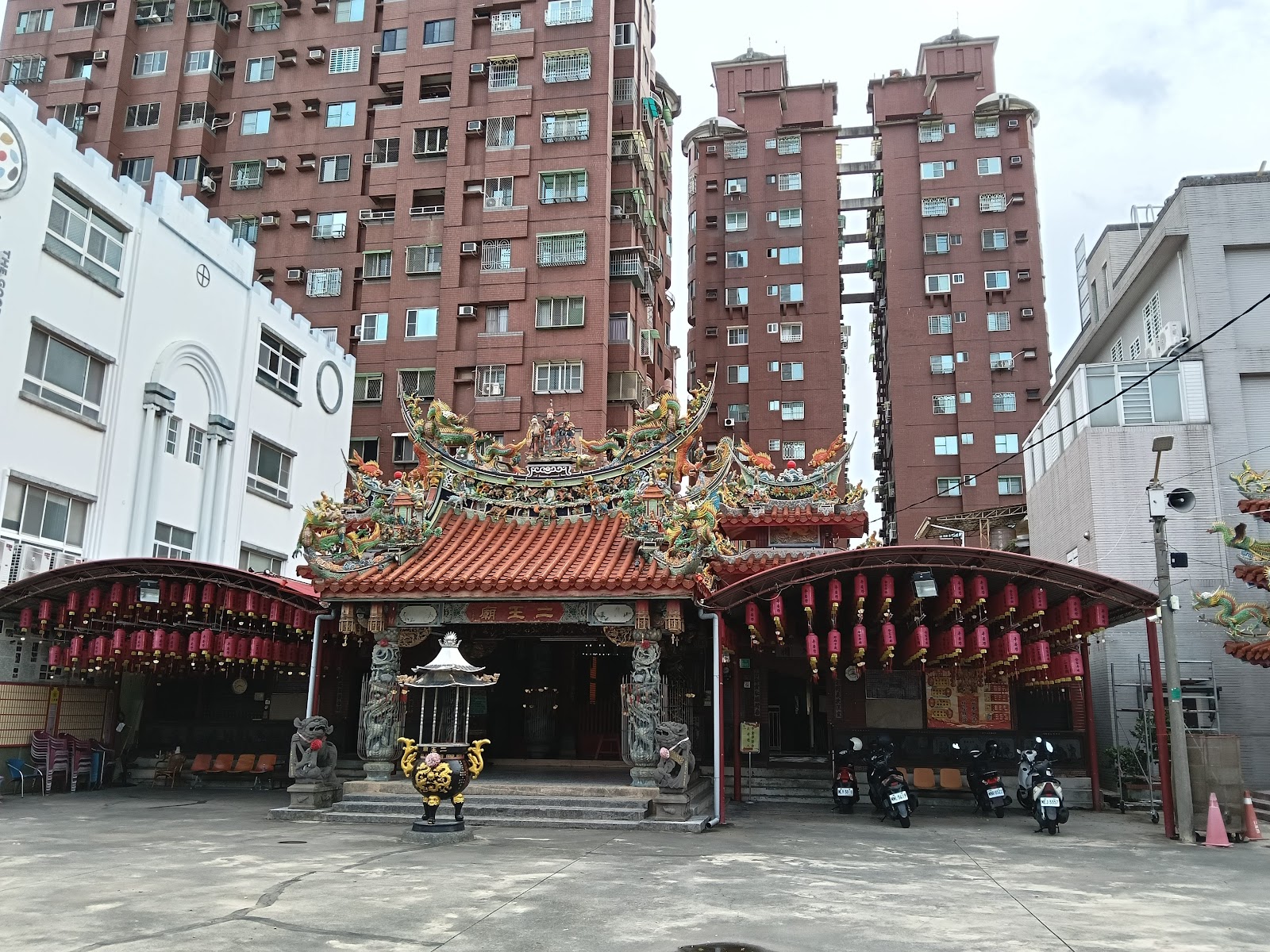 台南永康二王廟－紅磚牌樓燕尾脊的廟宇正面全景