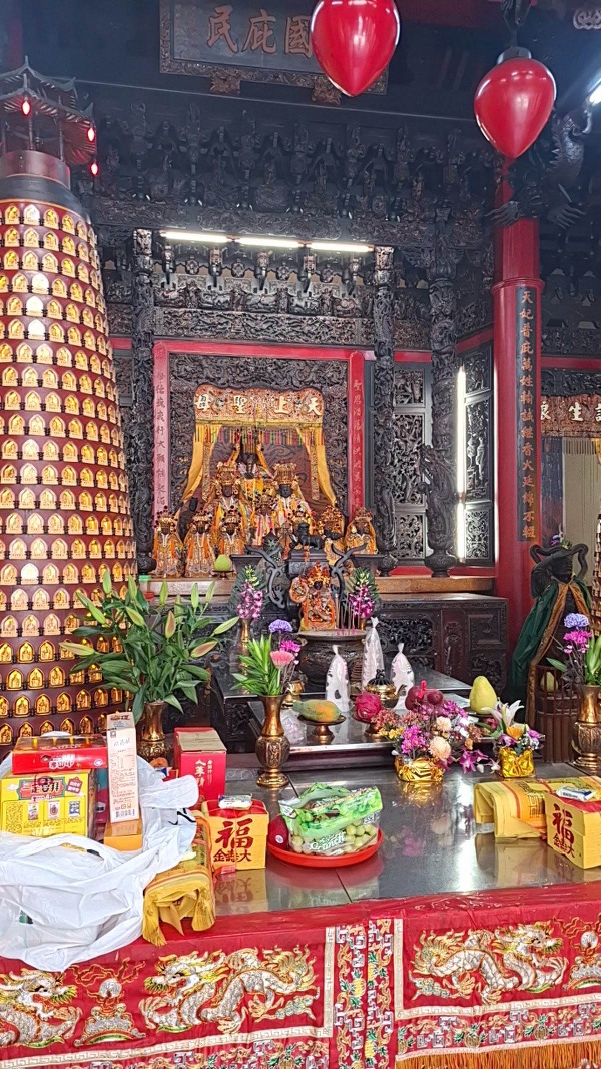 鹽行天后宮－主殿神龕金身媽祖與供桌鮮花素果