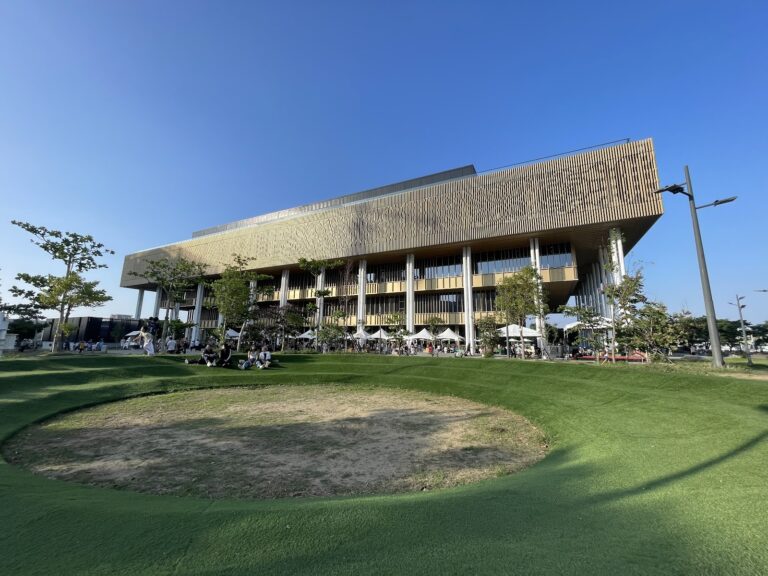 閱之森公園-草坪遠景可見台南市立圖書館新總館木格柵建築