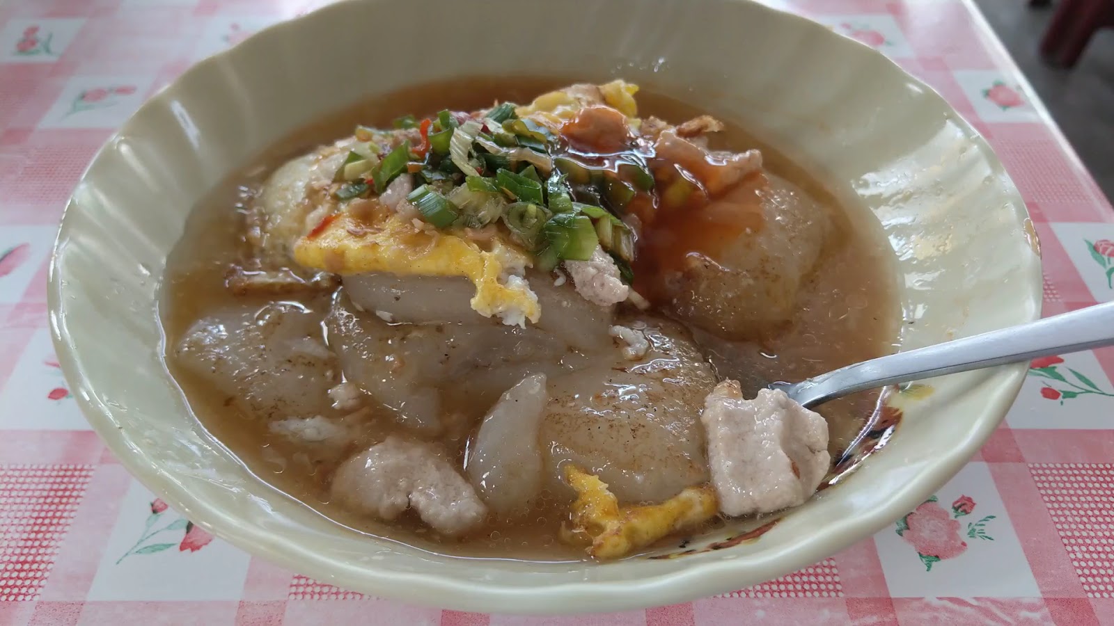 大灣三王廟肉粿－淋上肉燥、肉塊、蛋皮與蔥花的肉粿湯，湯頭帶中藥甘味