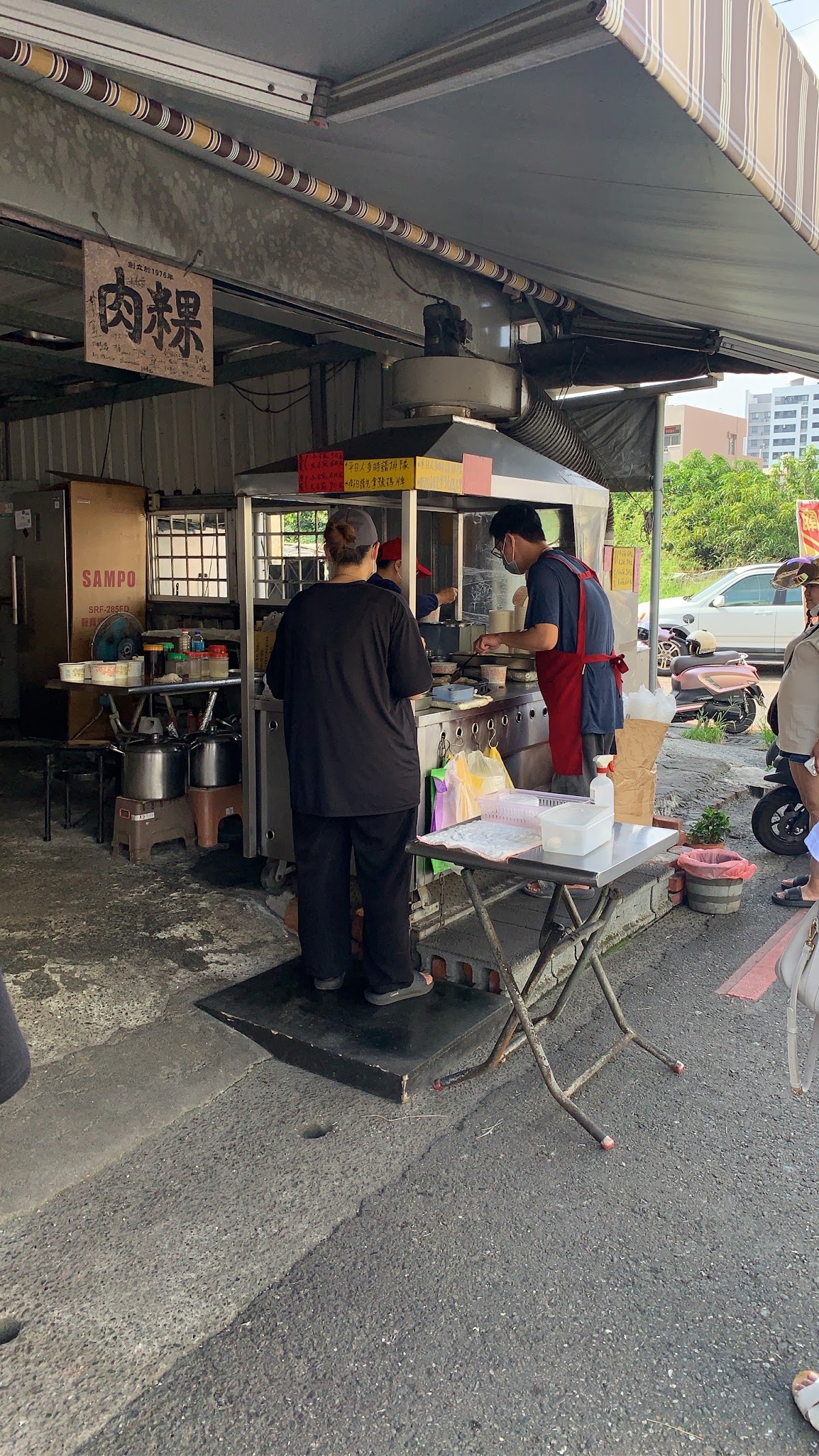 大灣三王廟肉粿－路邊攤位外觀，掛著「肉粿」木牌