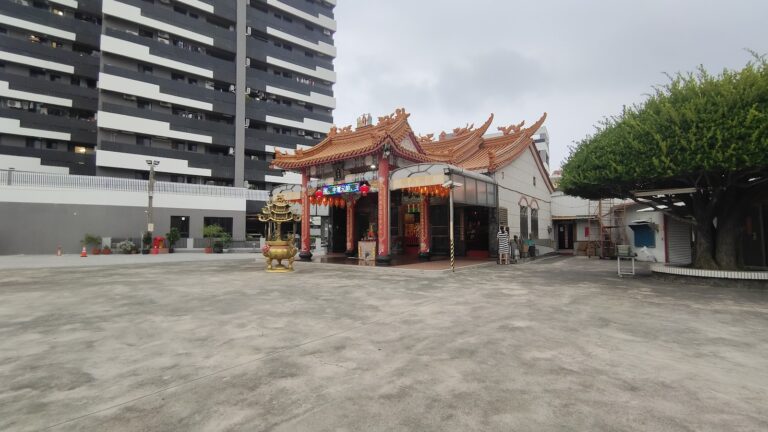 大灣清水宮廟埕外觀與現代高樓對比