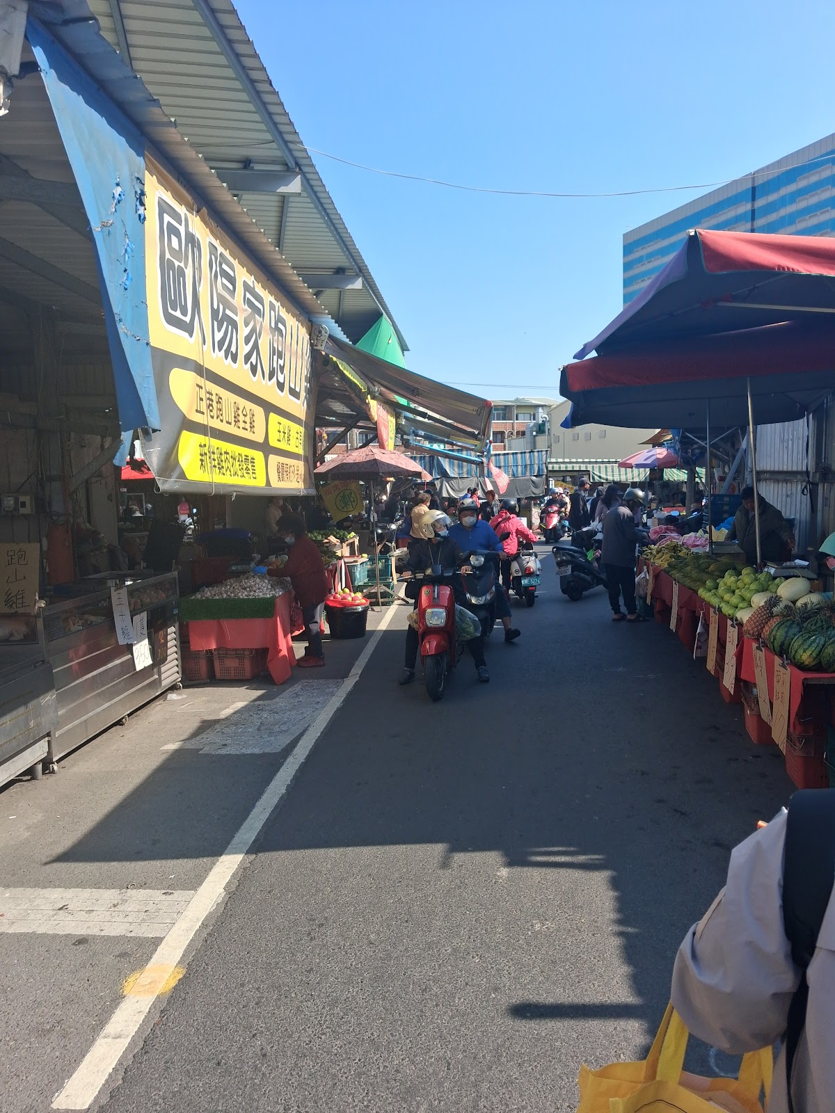 永康公有零售市場店家招牌與機車穿梭