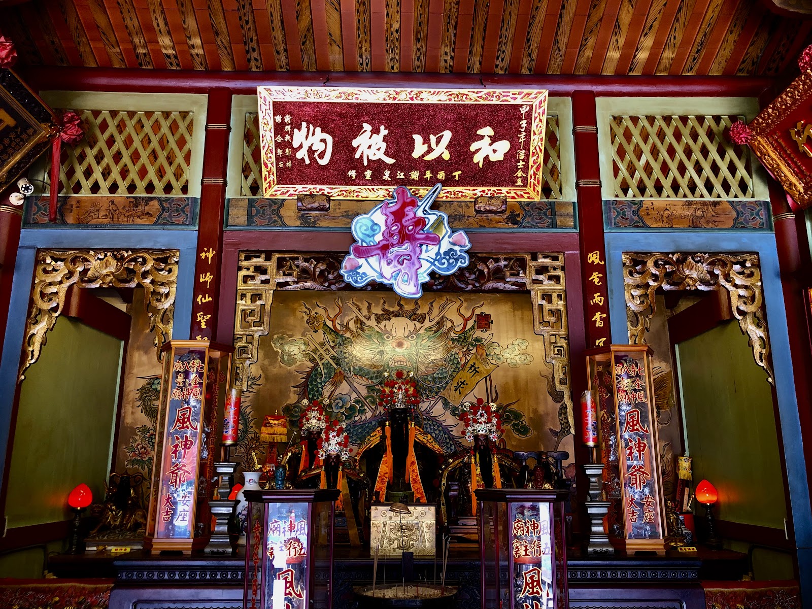 台南風神廟正殿風神爺神像與霓虹藝術裝置