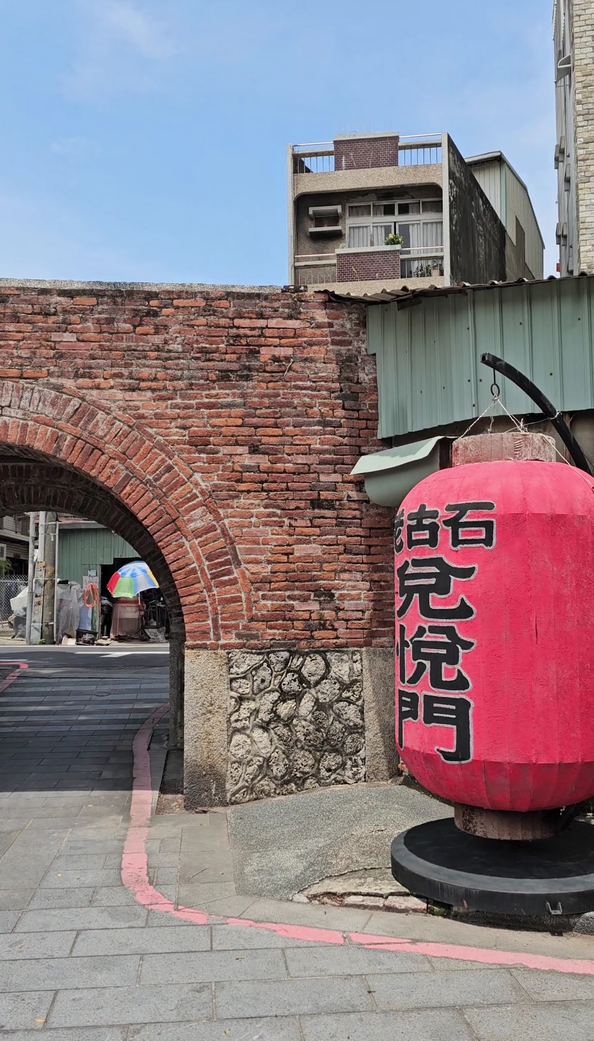 台南兌悅門紅燈籠與磚牆