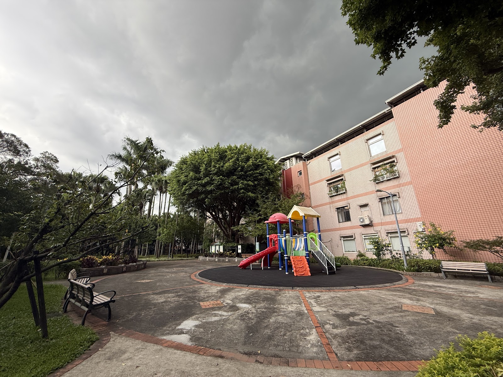 台北松山區民生社區富錦三號公園－富錦三號公園陰天下的兒童遊戲場