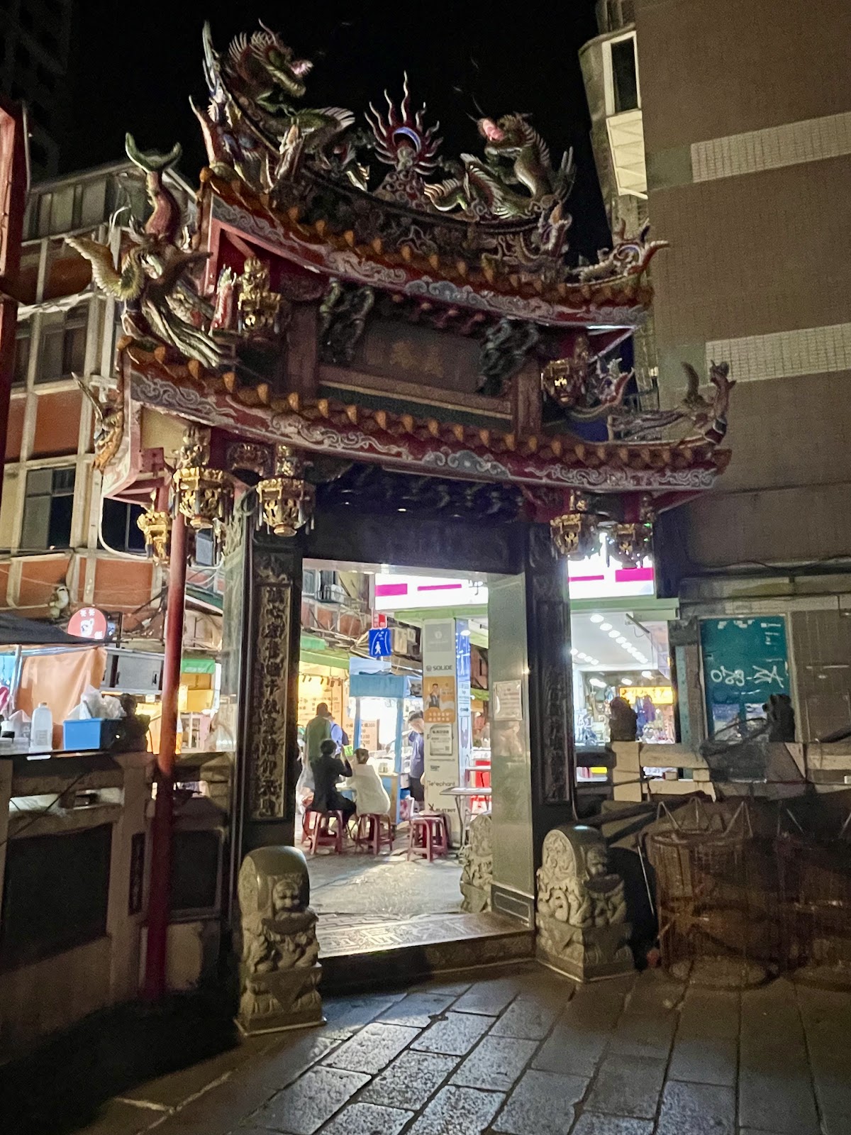 士林慈諴宮側門牌樓夜景