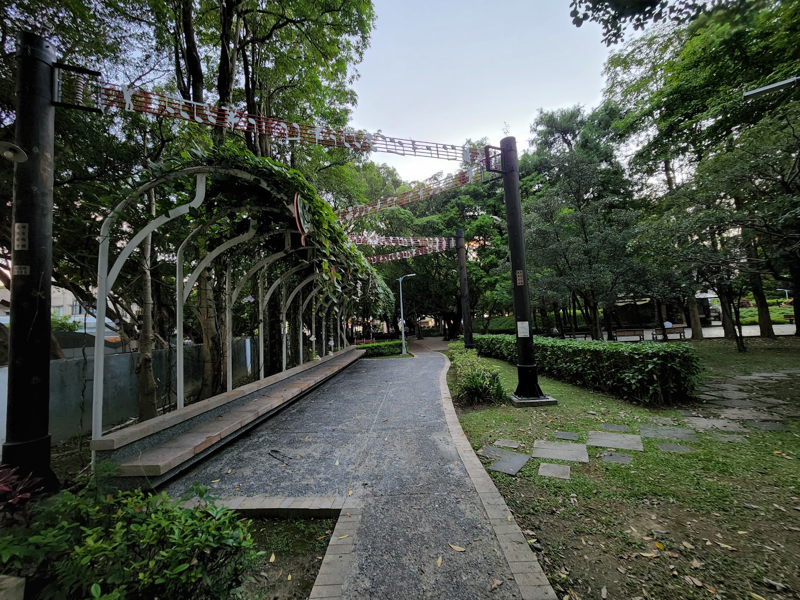 忠誠公園白色拱形花架藤蔓步道