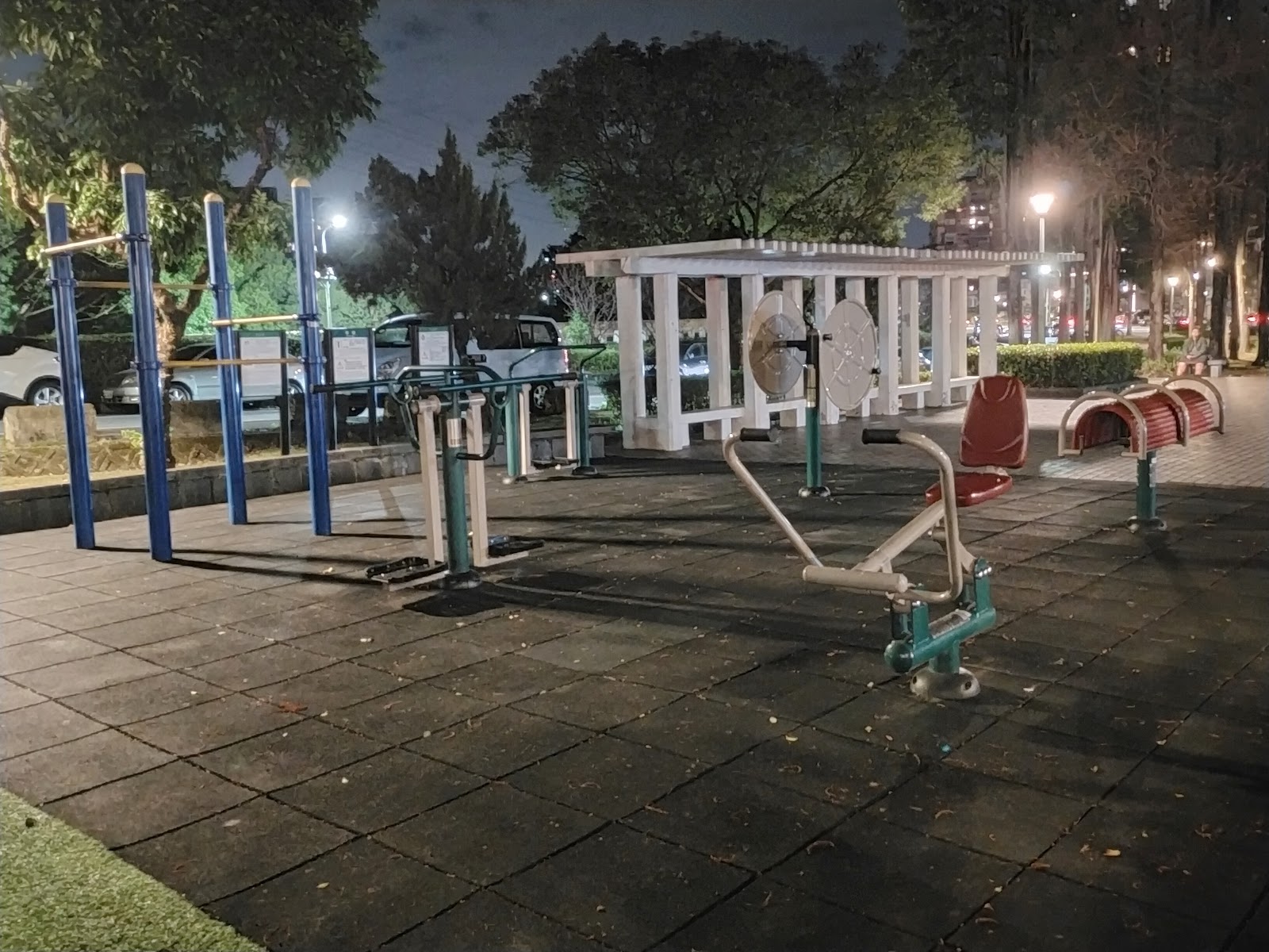 忠誠公園夜間戶外健身器材區