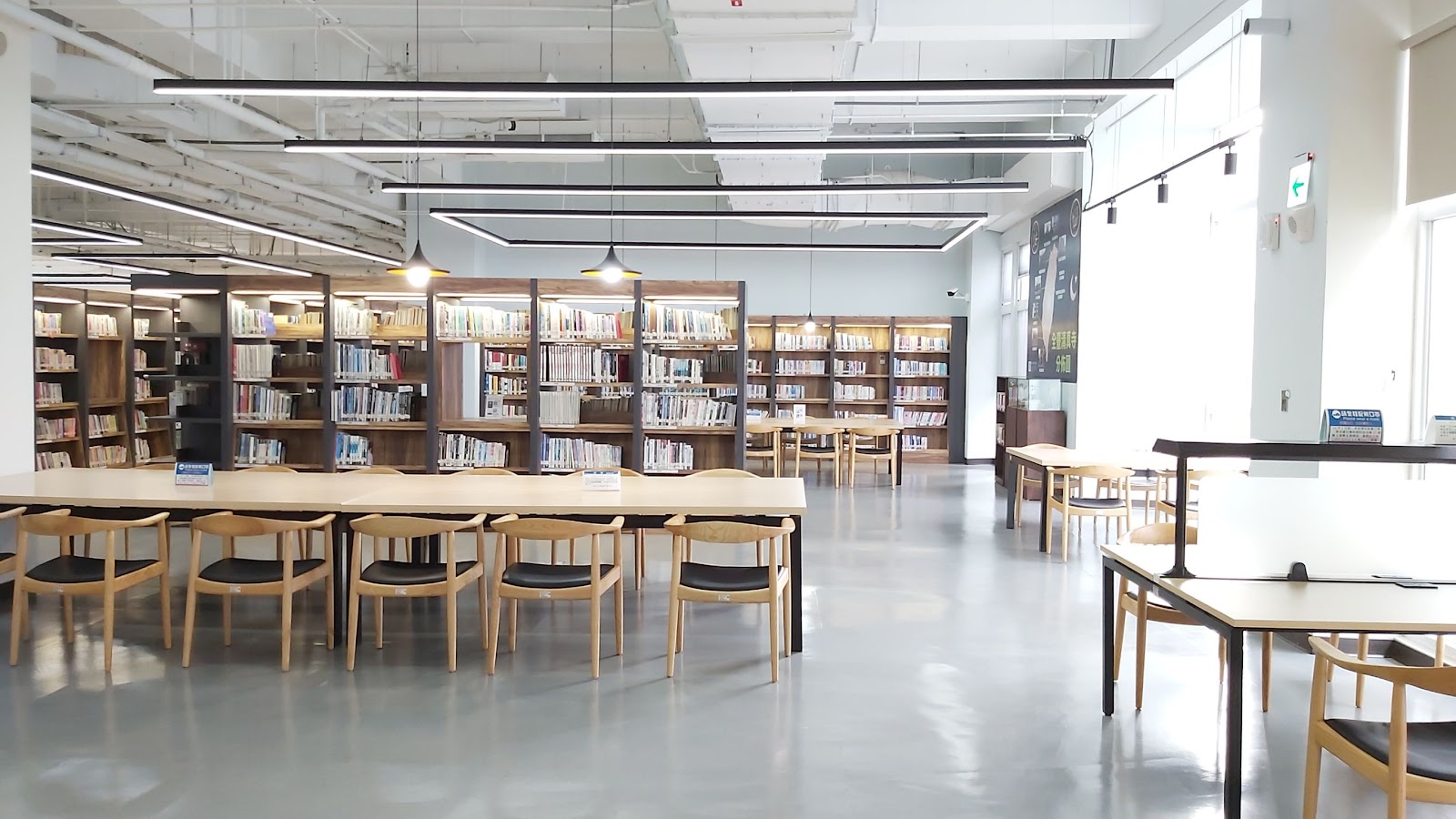 新北市立圖書館樹林分館書架閱覽區