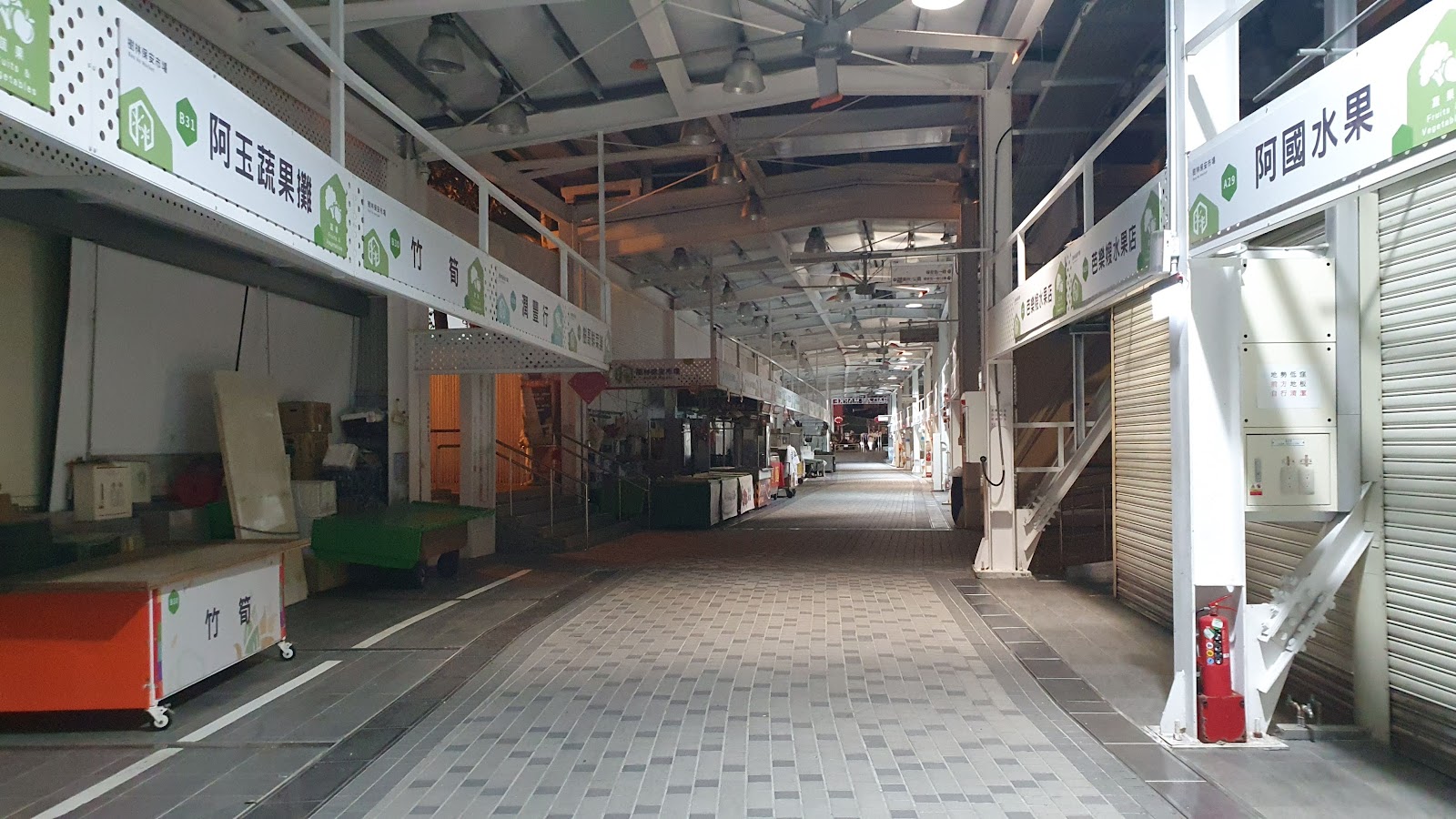 保安公有市場收攤後的長廊