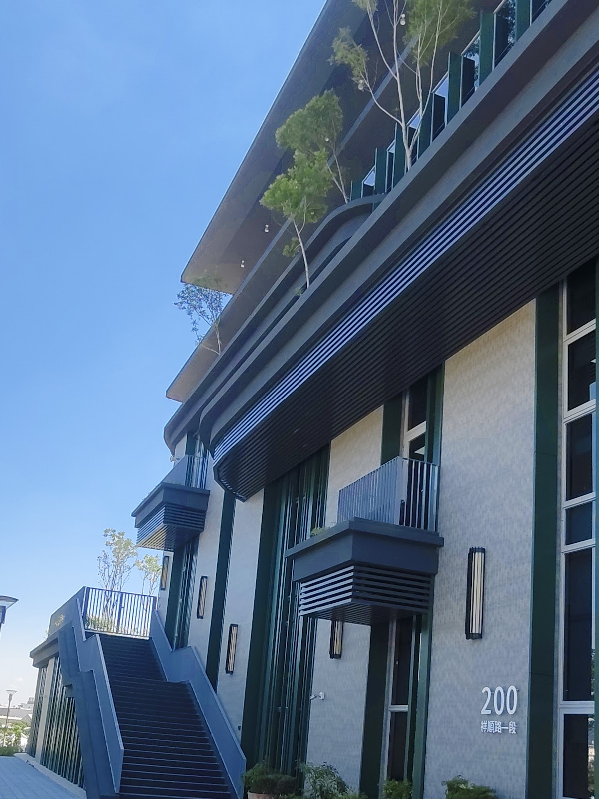 太平區公所側邊建築與植栽