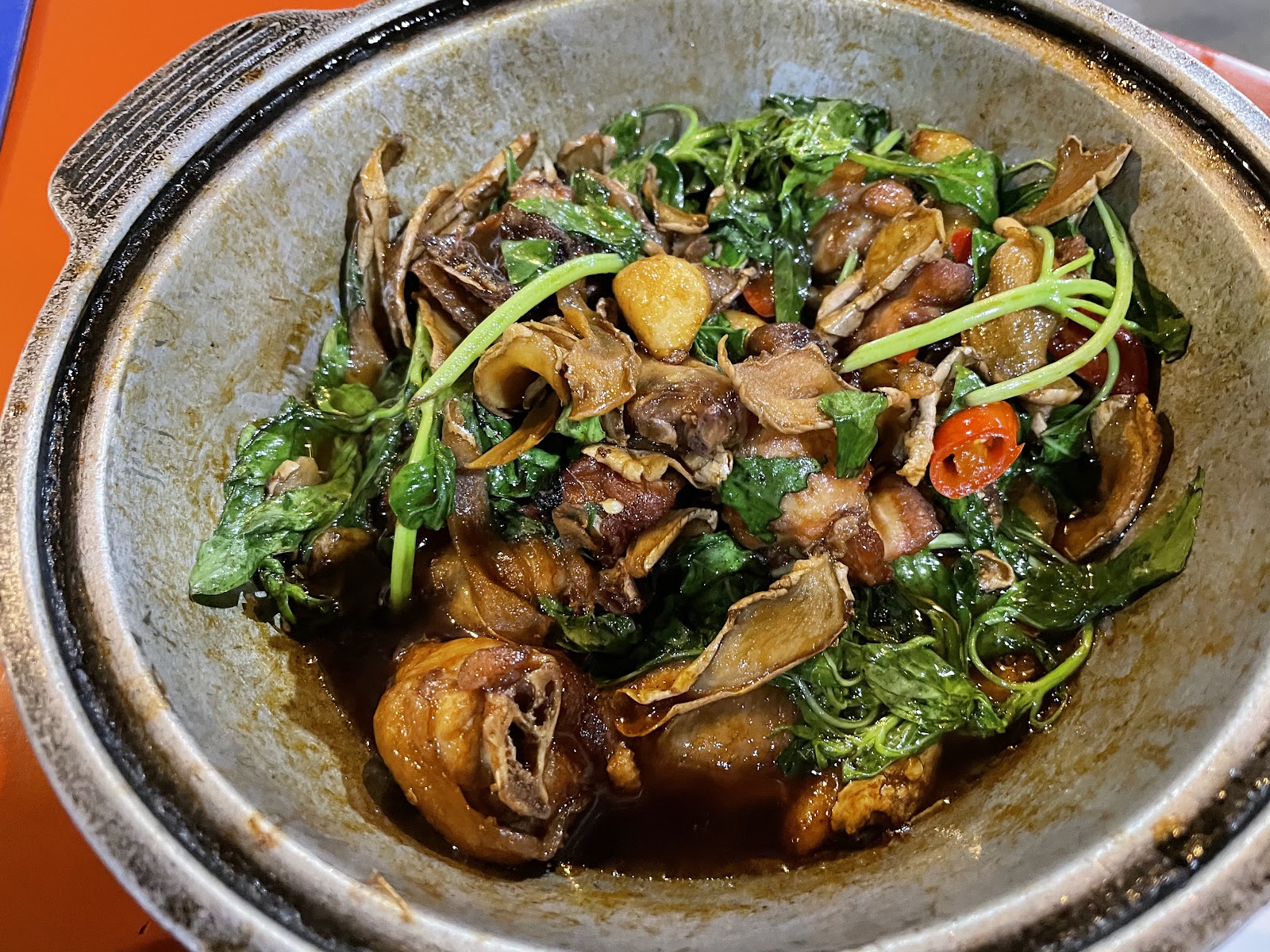 响羅雷砂鍋三杯風味炒山蘇野菜料理特寫