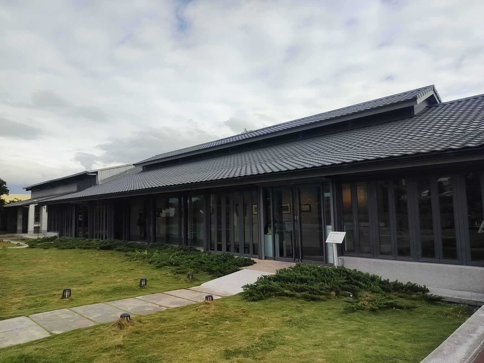 池上穀倉藝術館 - 池上穀倉藝術館外觀，黑瓦斜頂農村美術館低調佇立稻田間