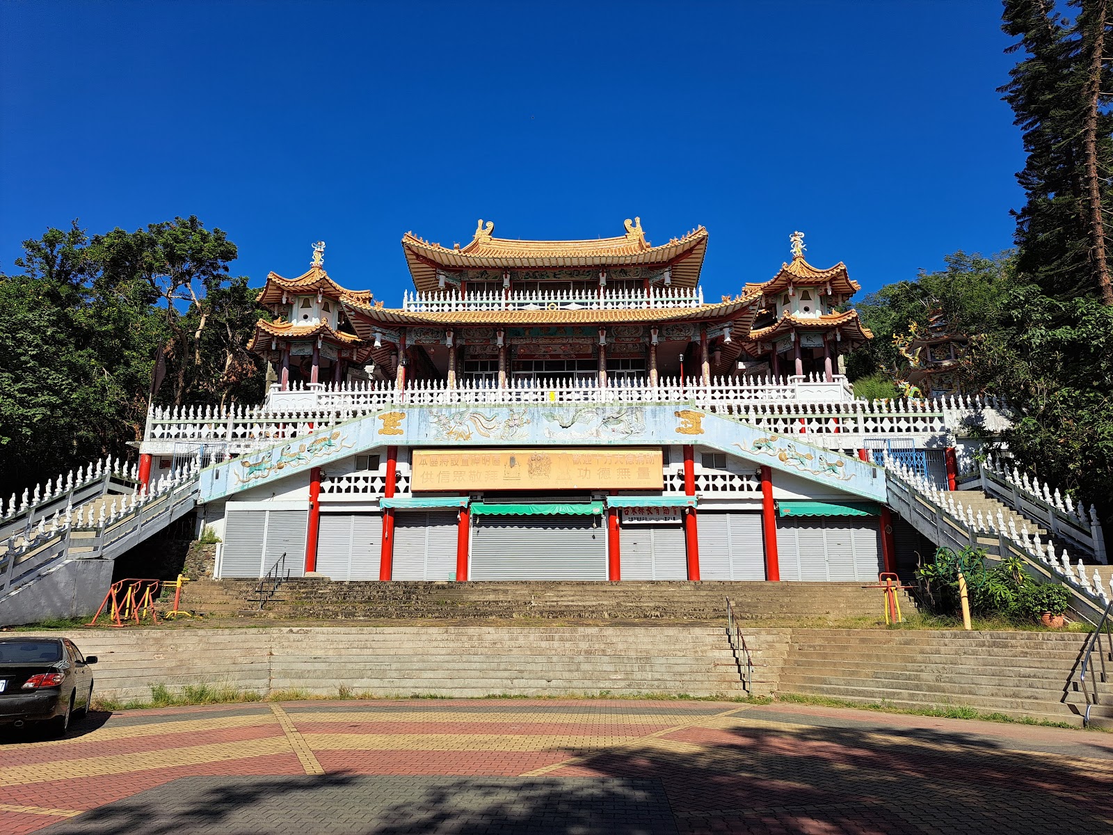 台東龍鳳佛堂金碧輝煌殿宇立面