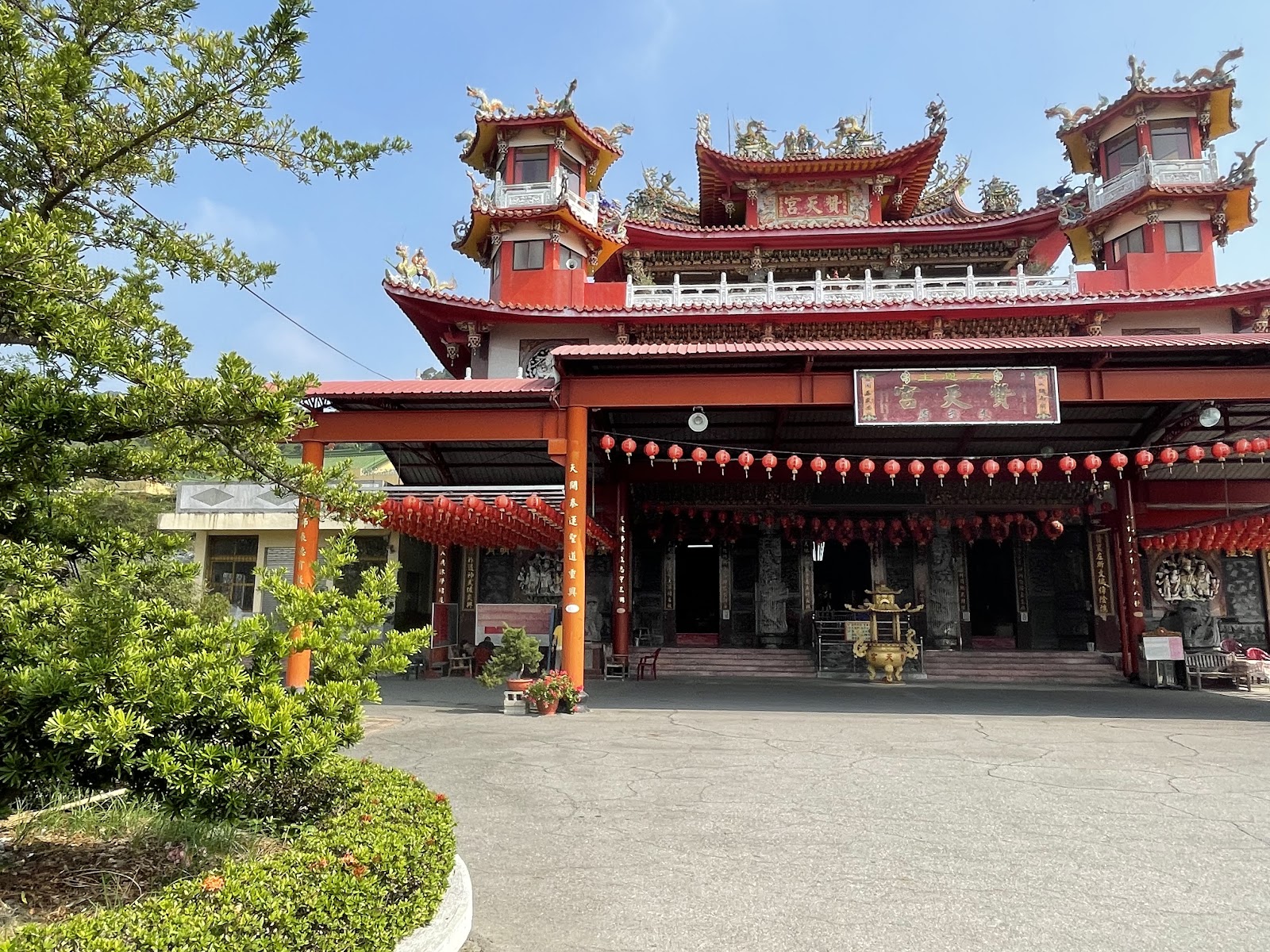台東龍鳳佛堂紅色廟埕燈籠