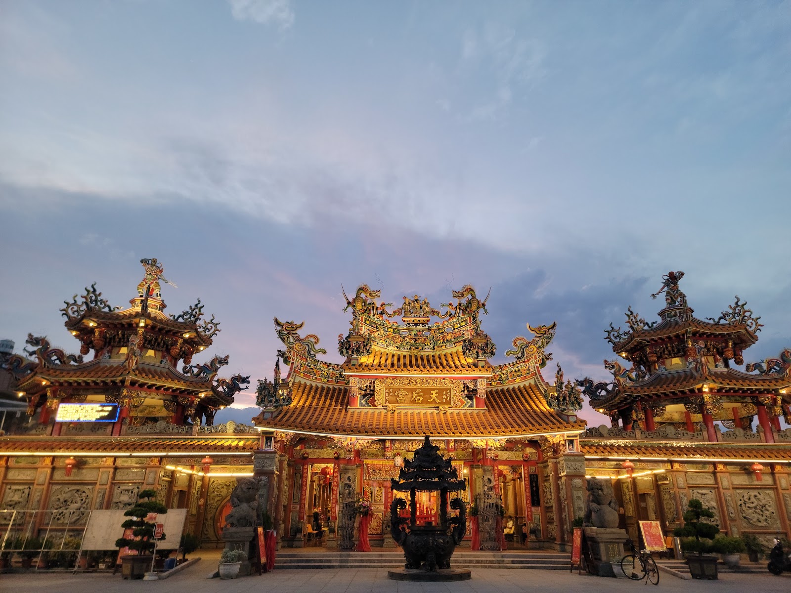 台東天后宮黃昏廟宇牌樓全景