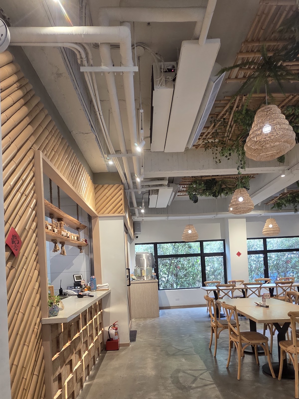 工業風天花板搭配木條裝飾與垂吊燈具，用餐氛圍獨特