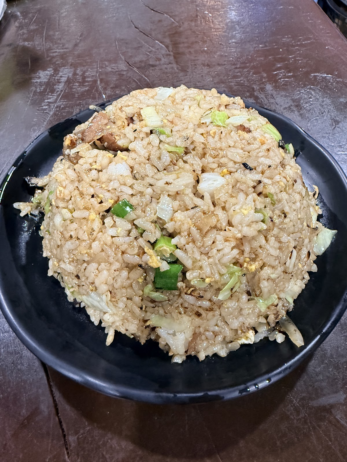 招牌炒飯份量十足，鑊氣十足地盛在深色圓盤上