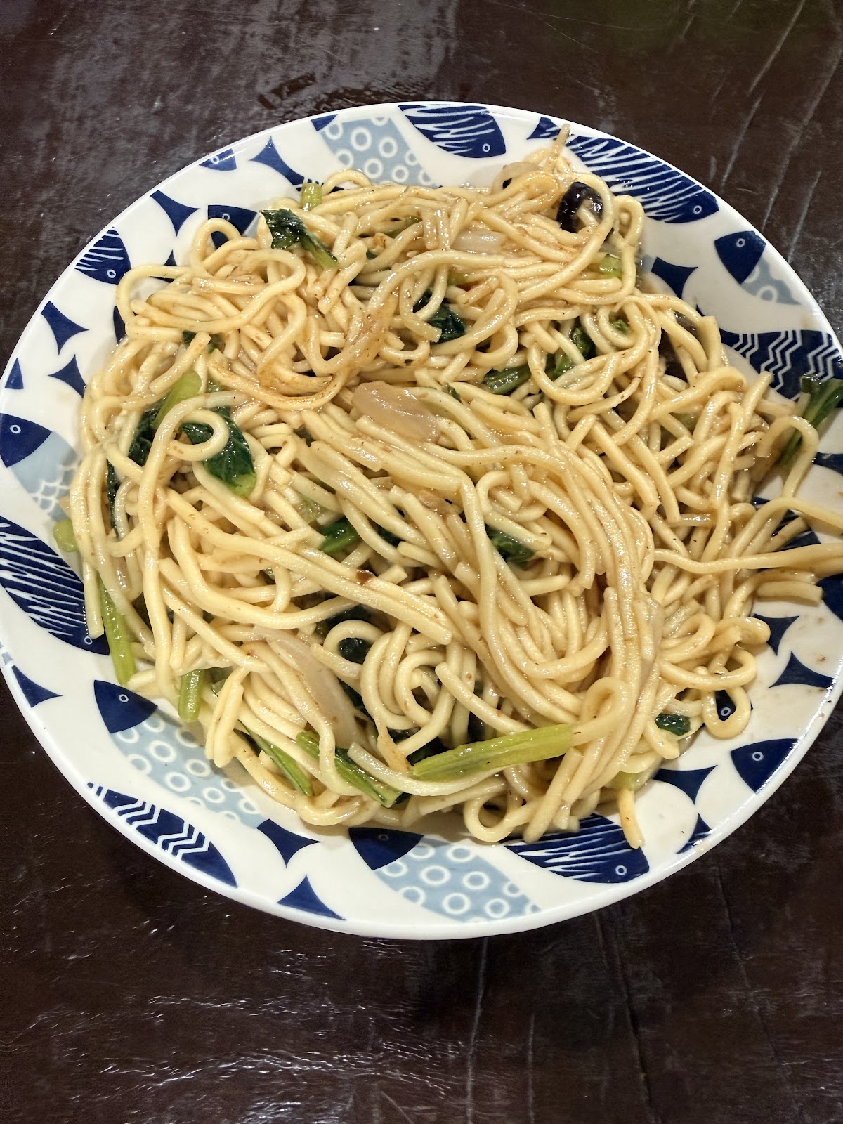 古早味炒麵裝在藍白魚紋瓷盤，色香誘人