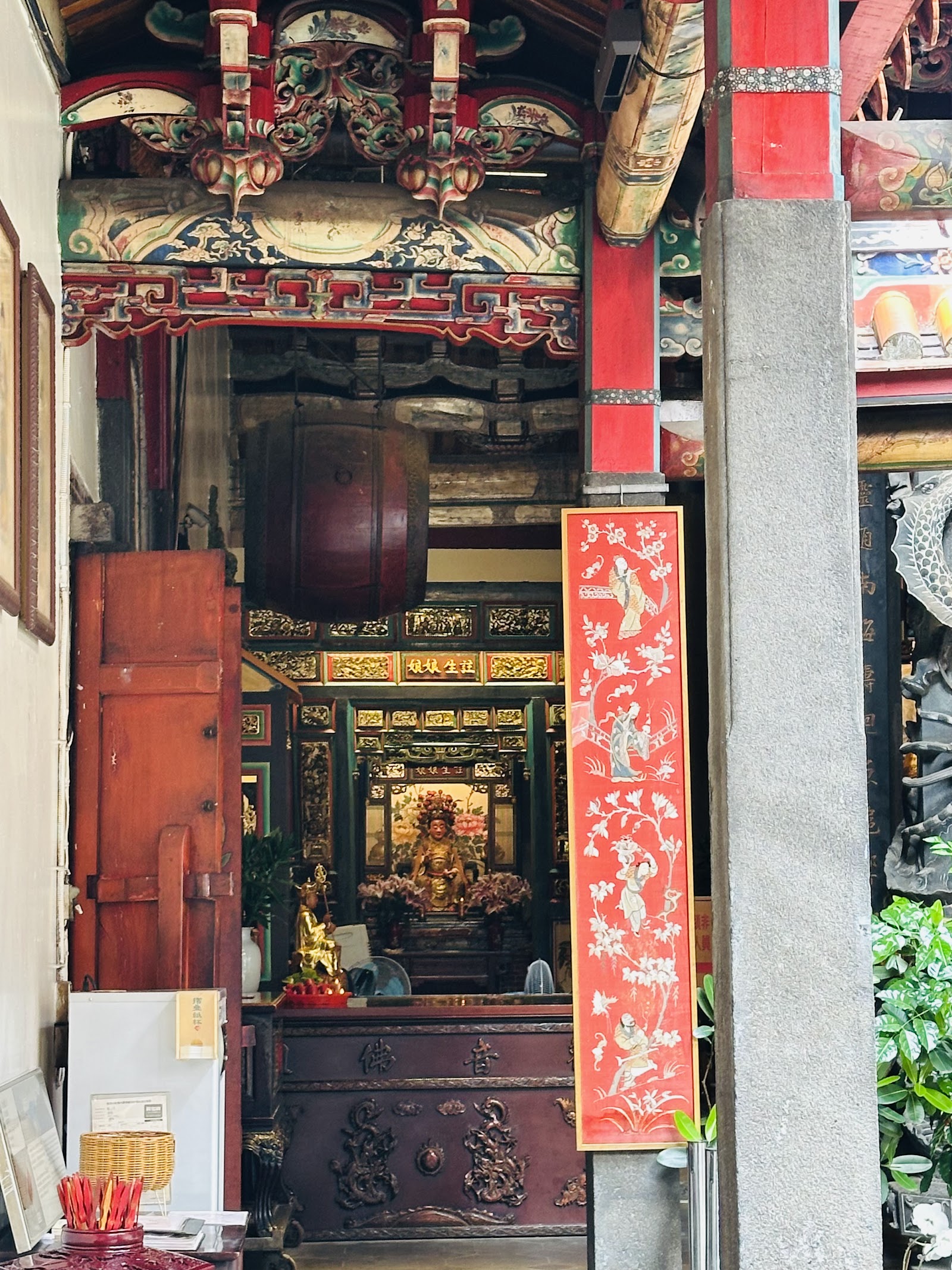 淡水龍山寺正殿觀音神像