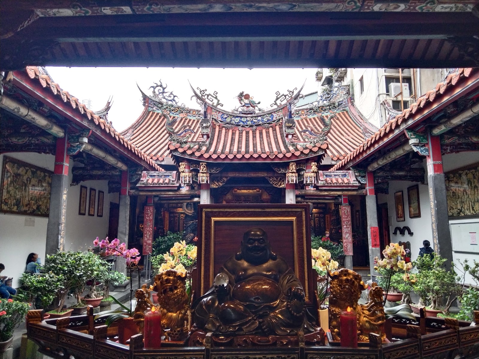 淡水龍山寺廟埕彌勒佛坐像