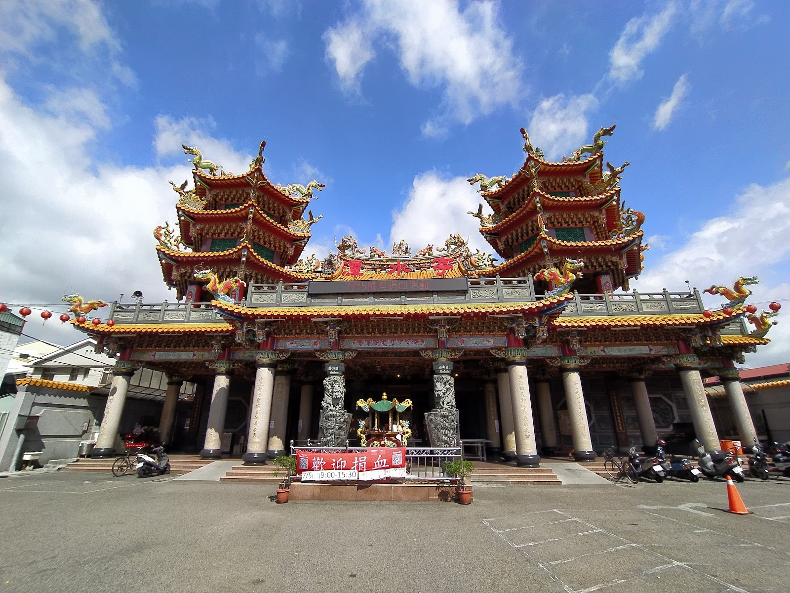 潭水亭觀音媽廟牌樓式雙塔廟宇建築外觀,藍天下相當壯觀