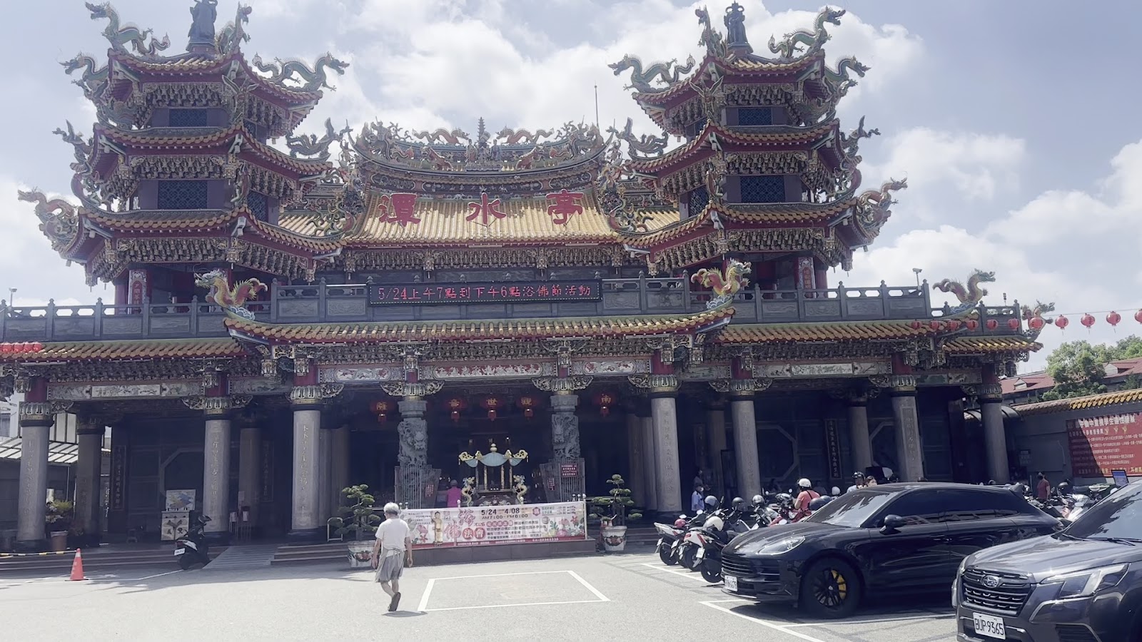 潭水亭觀音媽廟另一角度廟埕全景,可見周邊街景與停車空間